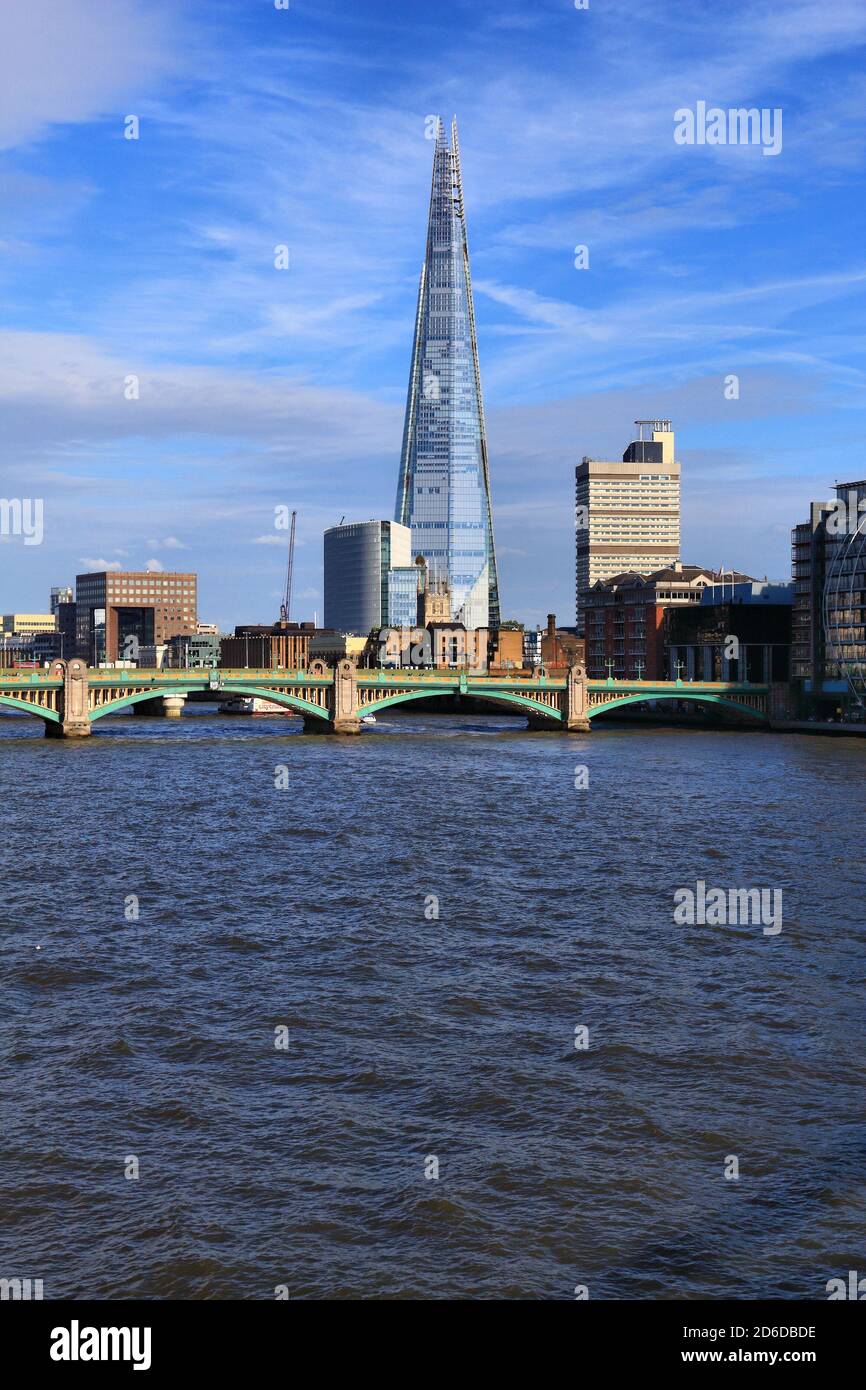 LONDON, Großbritannien - 8. JULI 2016: Der Shard Gebäude in London, UK. Der 310 Meter hohe Wolkenkratzer ist von Staat Katar gehört (95 Prozent). Stockfoto