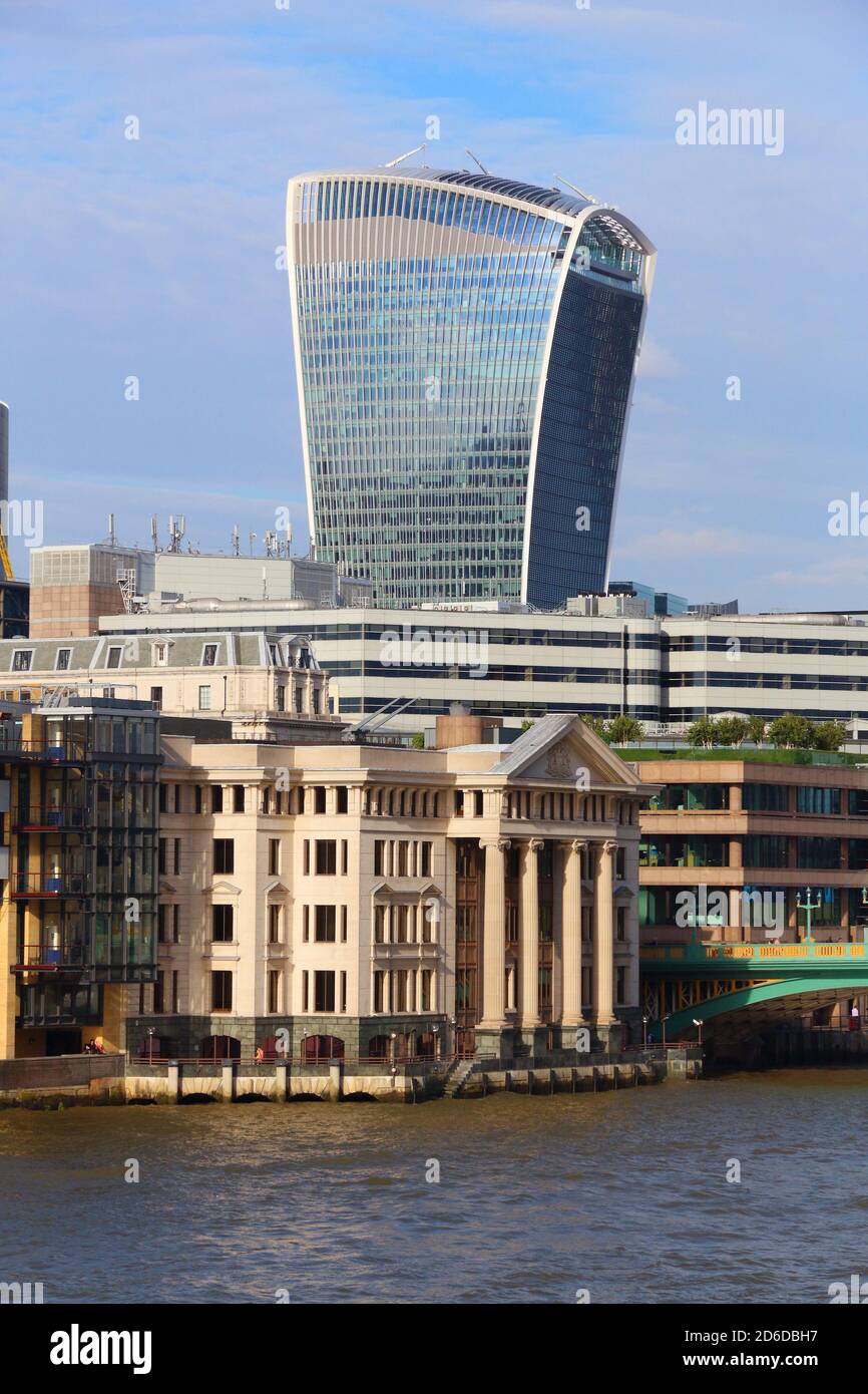 LONDON, Großbritannien - 8. Juli 2016: 20 Fenchurch Street Wolkenkratzer in London, UK. Die postmoderne Stil Bürogebäude wurde von Rafael Vinoly konzipiert. Es ist nic Stockfoto