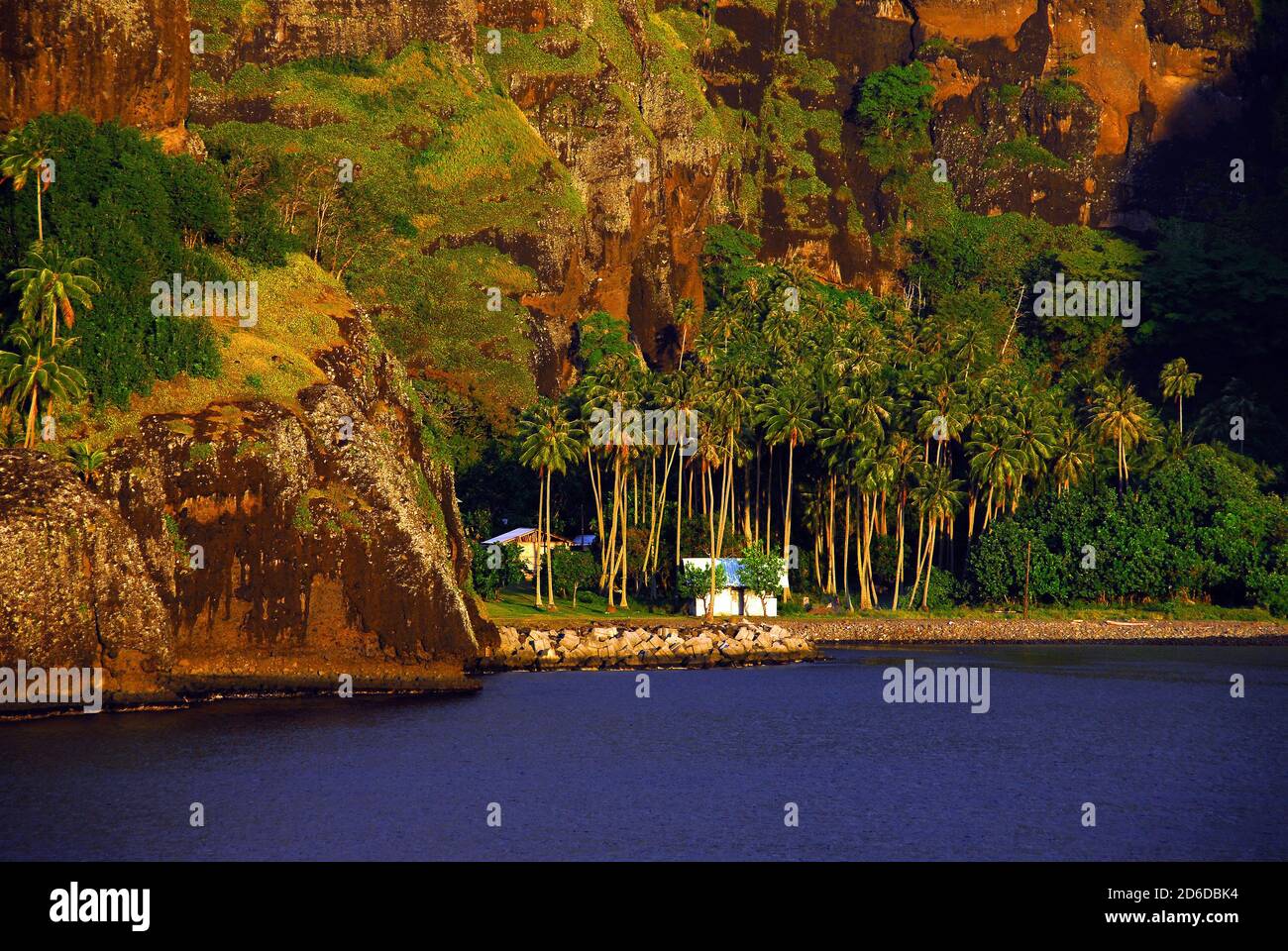 Haus am Strand, Bay of Virgins, Hanaveve, Fatu Hiva bei Sonnenuntergang Stockfoto