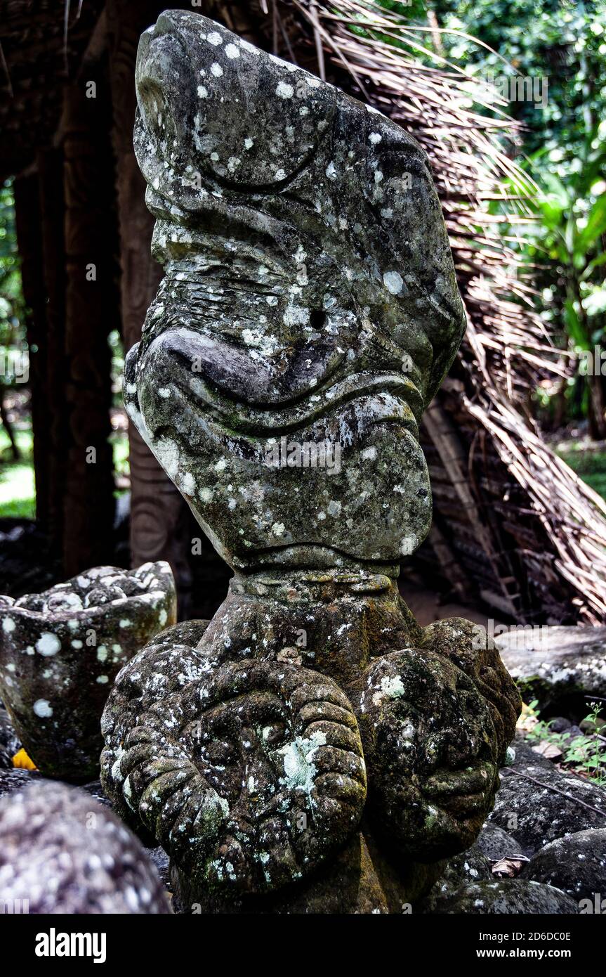Uralter Stein Tiki auf Nuku Hiva Stockfoto