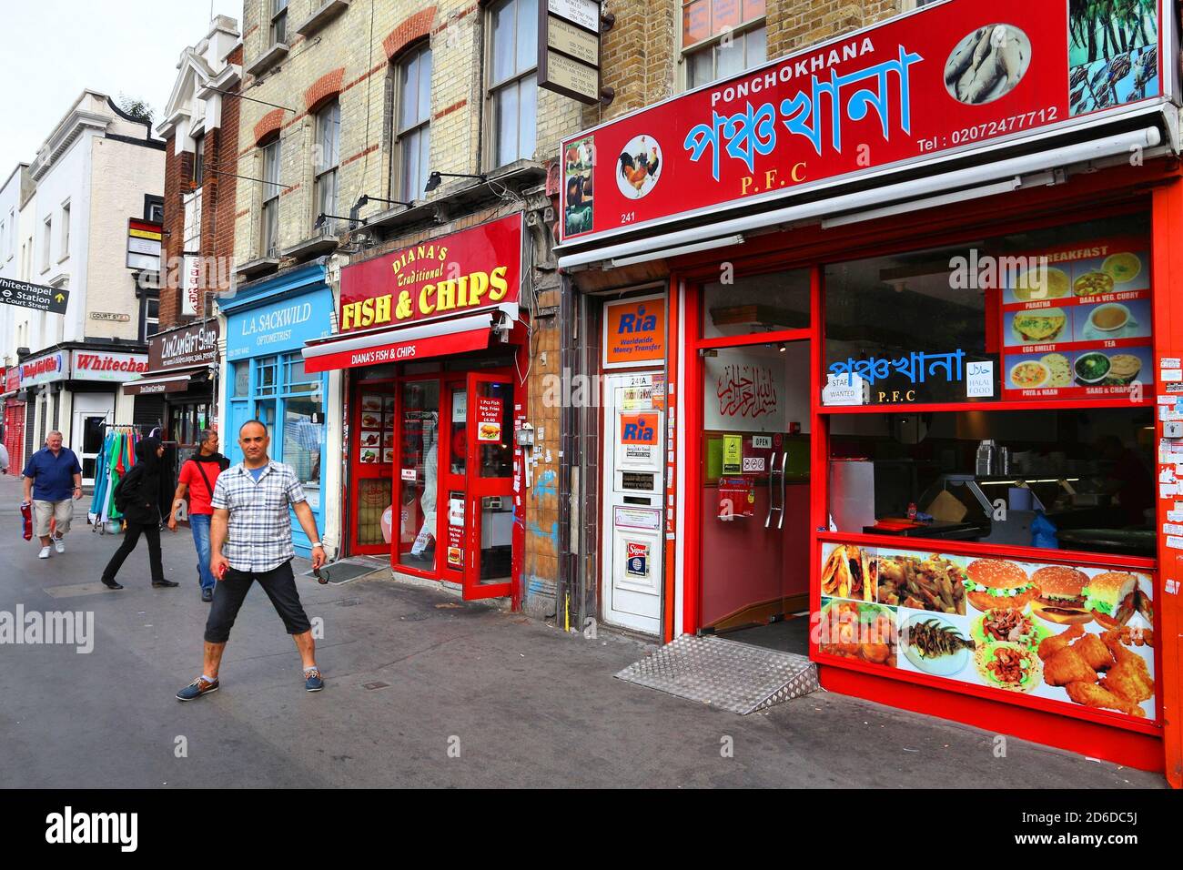 LONDON, Großbritannien - 7. JULI 2016: Diana's traditionelles britisches Fish and Chips Restaurant neben dem bangladeschischen Restaurant Poncho Khana in London. Stockfoto