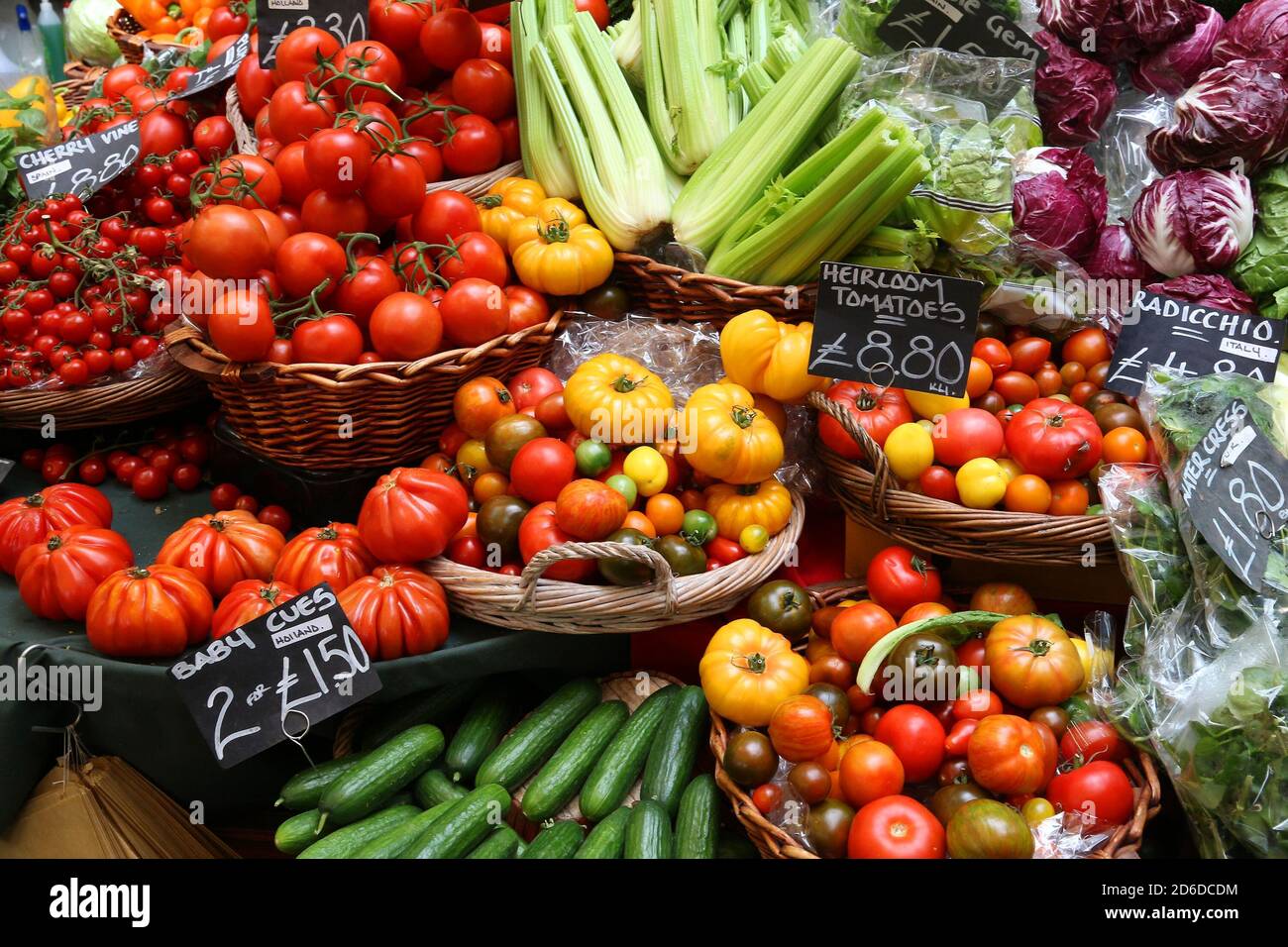 London Borough Market - Tomaten, Gurken und Sellerie an einem Marktplatzstand. Stockfoto