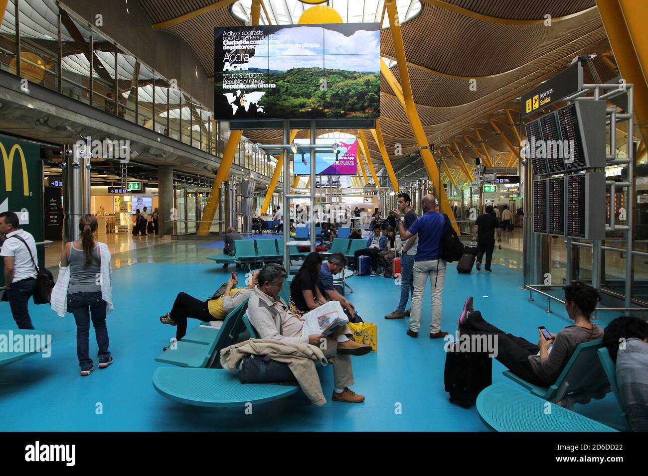 MADRID, Spanien - 20. OKTOBER 2014: Passagiere besuchen Sie Stift 4 am Flughafen Madrid Barajas entfernt. Die berühmten Terminal 4 wurde von Antonio Lamela und Reich konzipiert Stockfoto