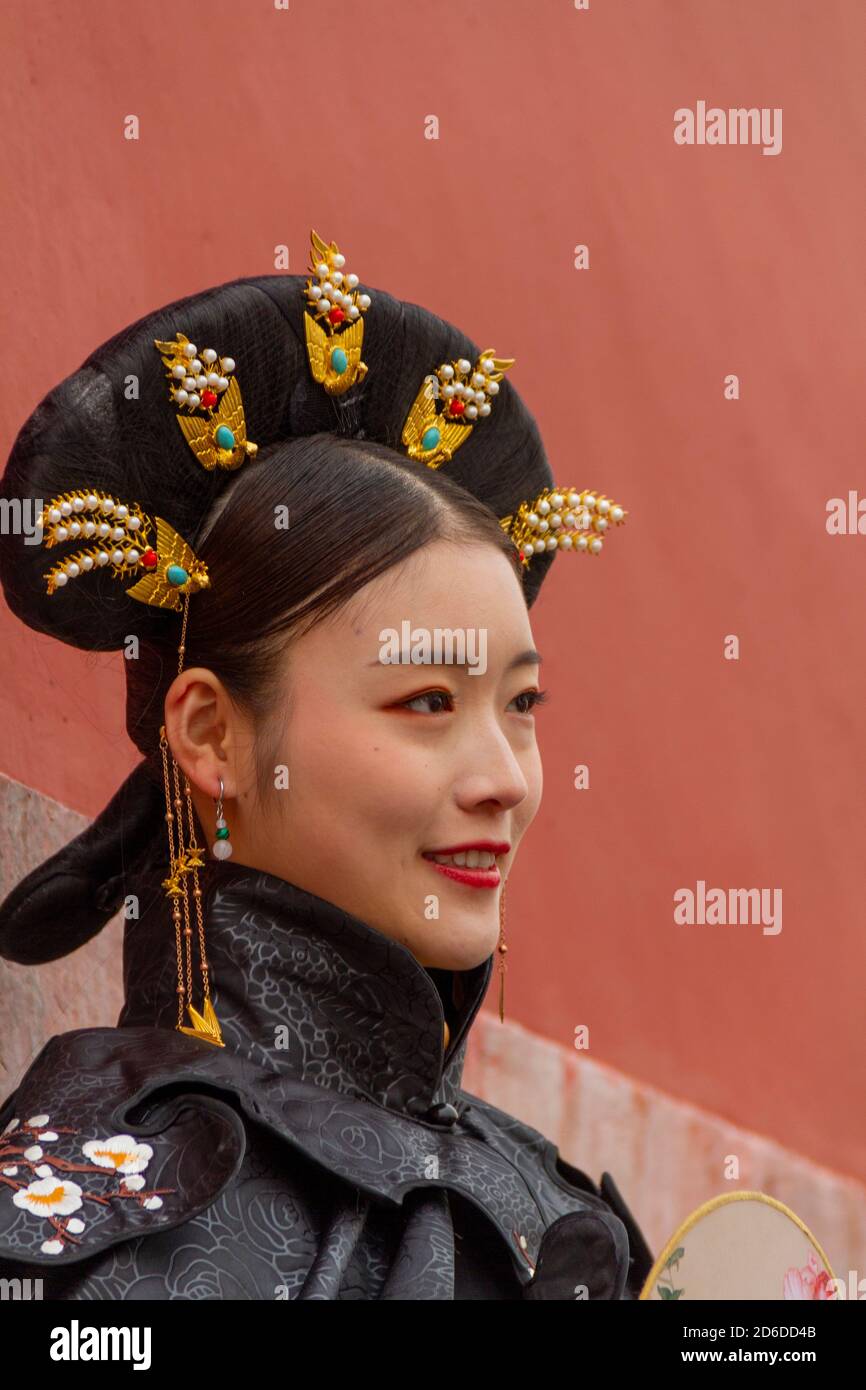 Peking, China - November 21 2019: Ein junges chinesisches Modell in schwarzen Posen in der Verbotenen Stadt in Peking, November 21 2019, Peking China Stockfoto