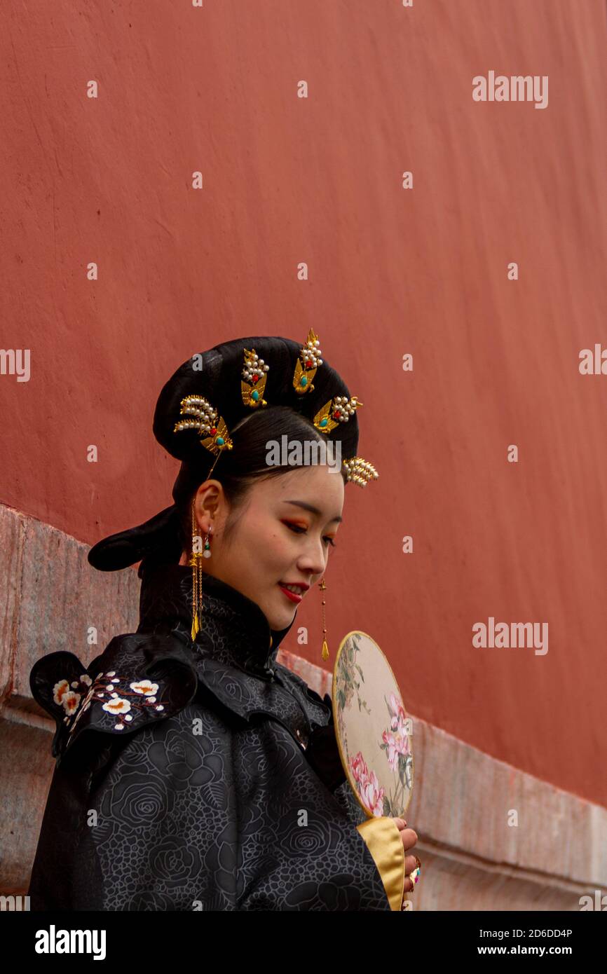 Peking, China - November 21 2019: Ein junges chinesisches Modell in schwarzen Posen in der Verbotenen Stadt in Peking, November 21 2019, Peking China Stockfoto