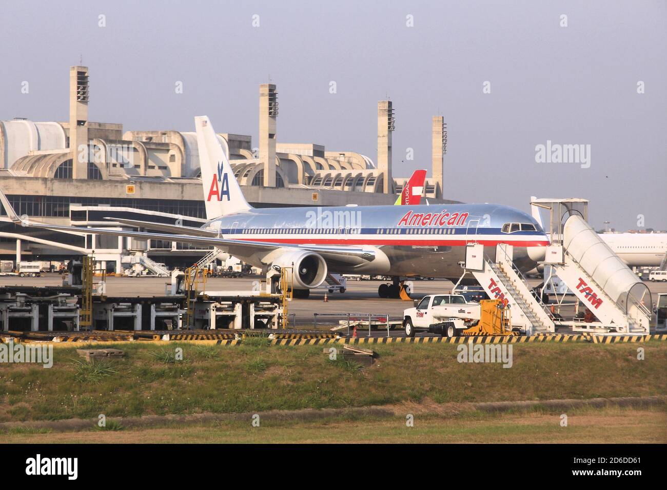 SAO PAULO, BRASILIEN - 12. OKTOBER 2014: American Airlines Boeing 767 am Flughafen Guarulhos in Sao Paulo. Der Flughafen hat im Jahr 2019 43 Millionen Passagiere bedient Stockfoto