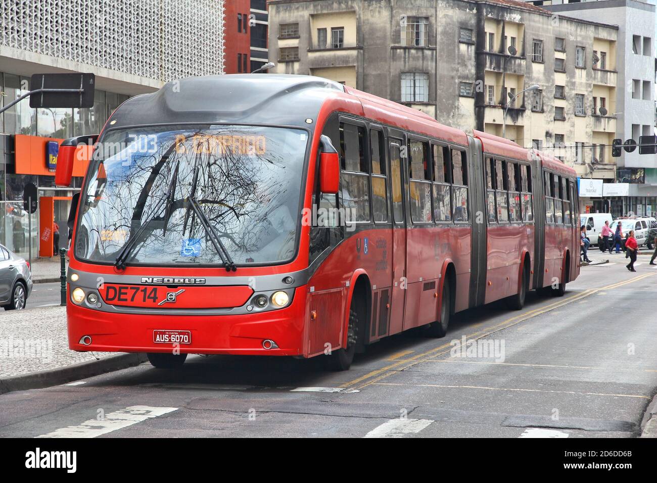 CURITIBA, BRASILIEN - 7. OKTOBER 2014: Menschen fahren Neobus Stadtbus in Curitiba, Brasilien. Das Bussystem von Curitiba ist weltberühmt für seine Effizienz. Gegründet Stockfoto