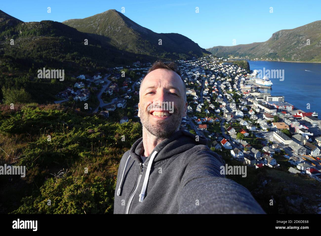 Selfie in der norwegischen Stadt Maloy (Insel Vagsoy). Männliche Erwachsene Reisende. Stockfoto