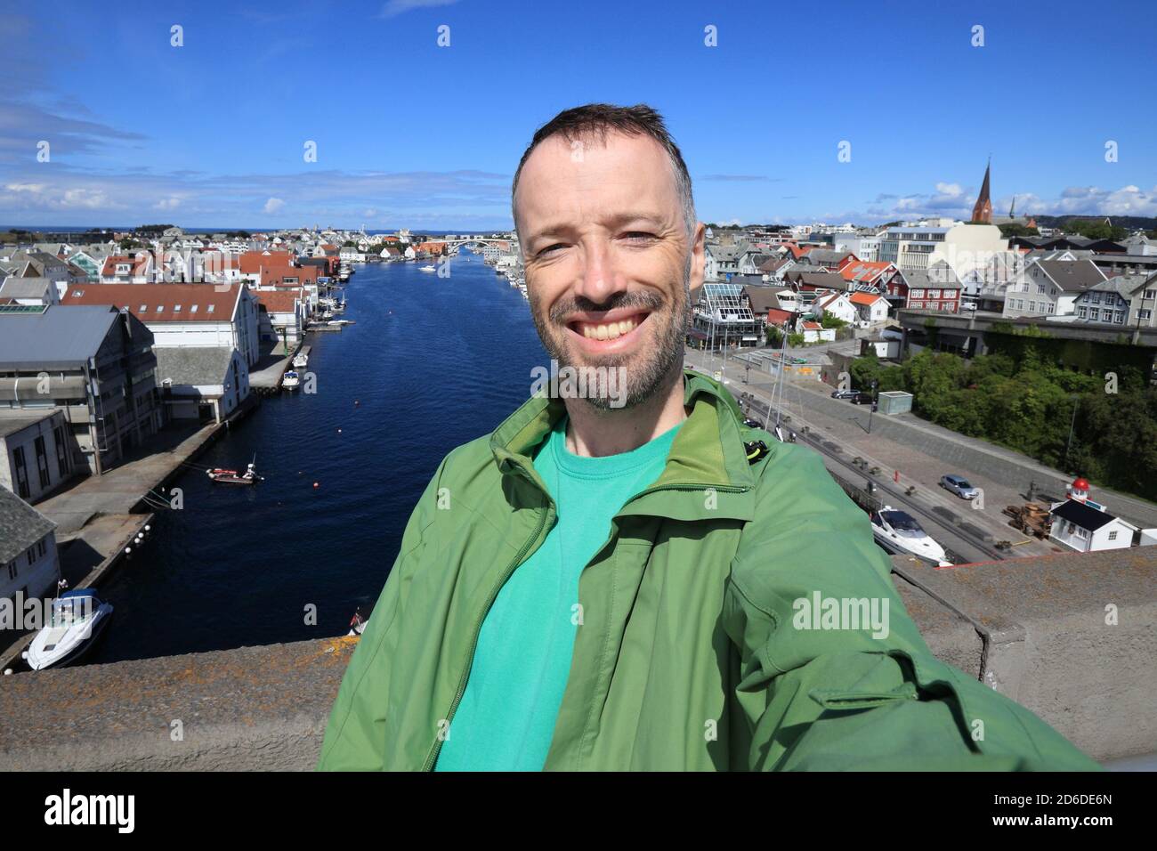 Selfie in Norwegen Stadt Haugesund. Männliche Erwachsene Reisende. Stockfoto