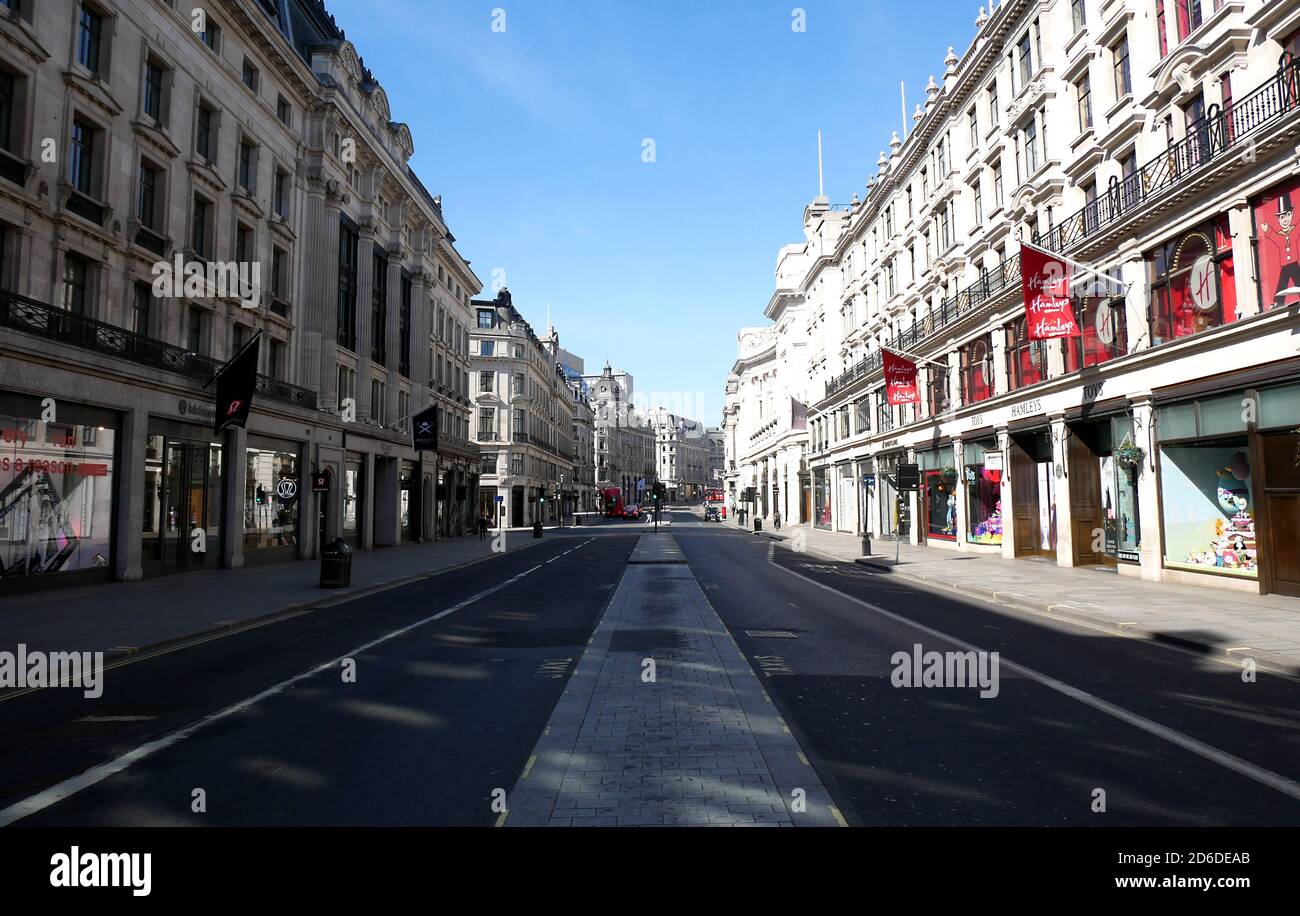 Eine ruhige Regent Street am Tag nach Premierminister Boris Johnson setzte Großbritannien in Lockdown, um zu helfen, die einzudämmen Verbreitung des Coronavirus zwingt Läden selli Stockfoto