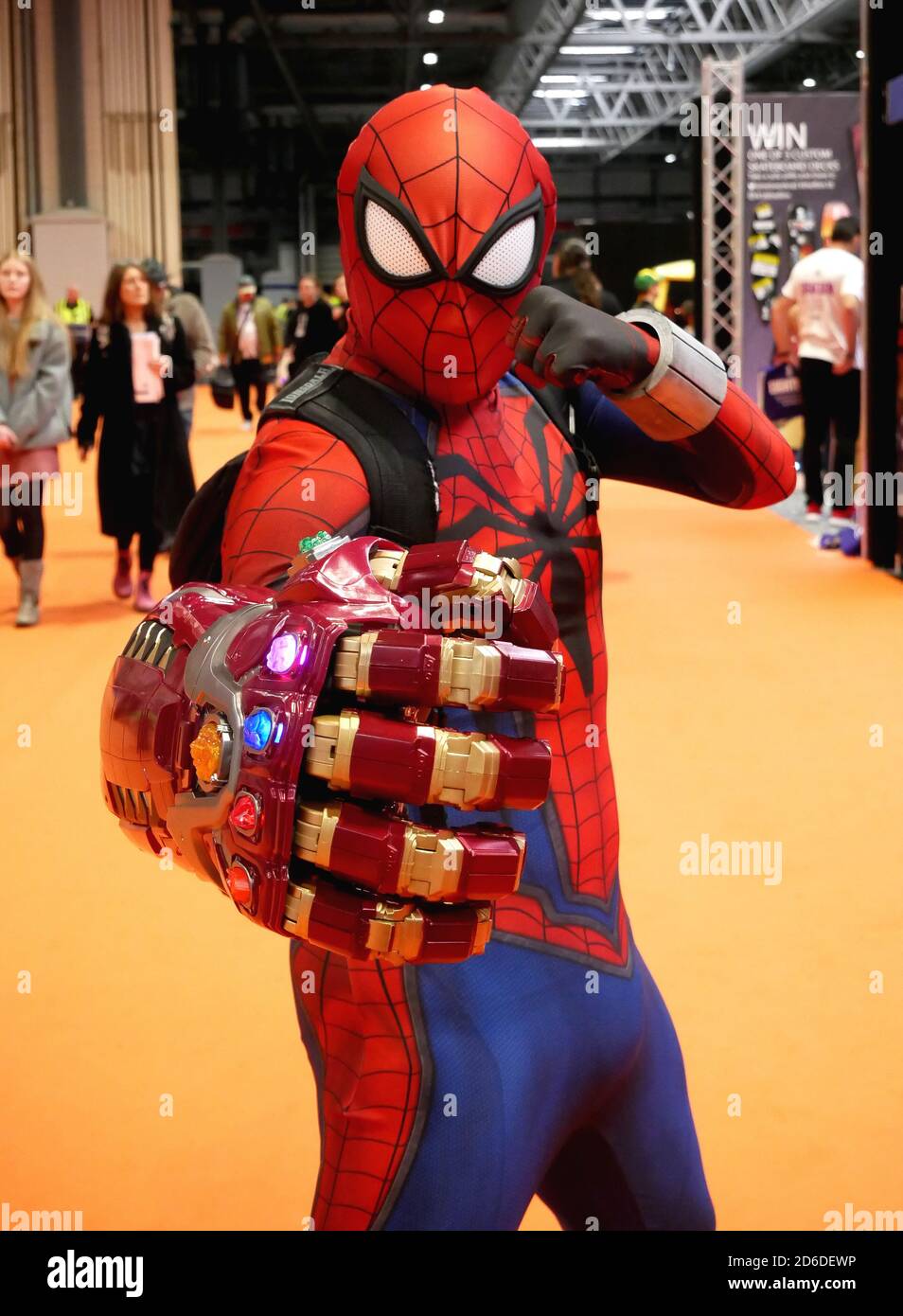 Ein Cosplayer gekleidet als Spider-man mit dem Infinity Gauntlet während Die MCM Comic Con fand im NEC Birmingham statt Stockfoto