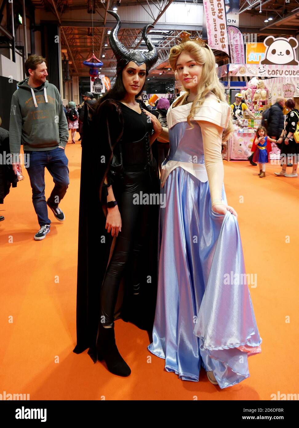 Cosplayer verkleidet als Maleficent und Prinzessin Aurora aus dem Disney Film Dornröschen während der MCM Comic Con statt Der NEC Birmingham Stockfoto