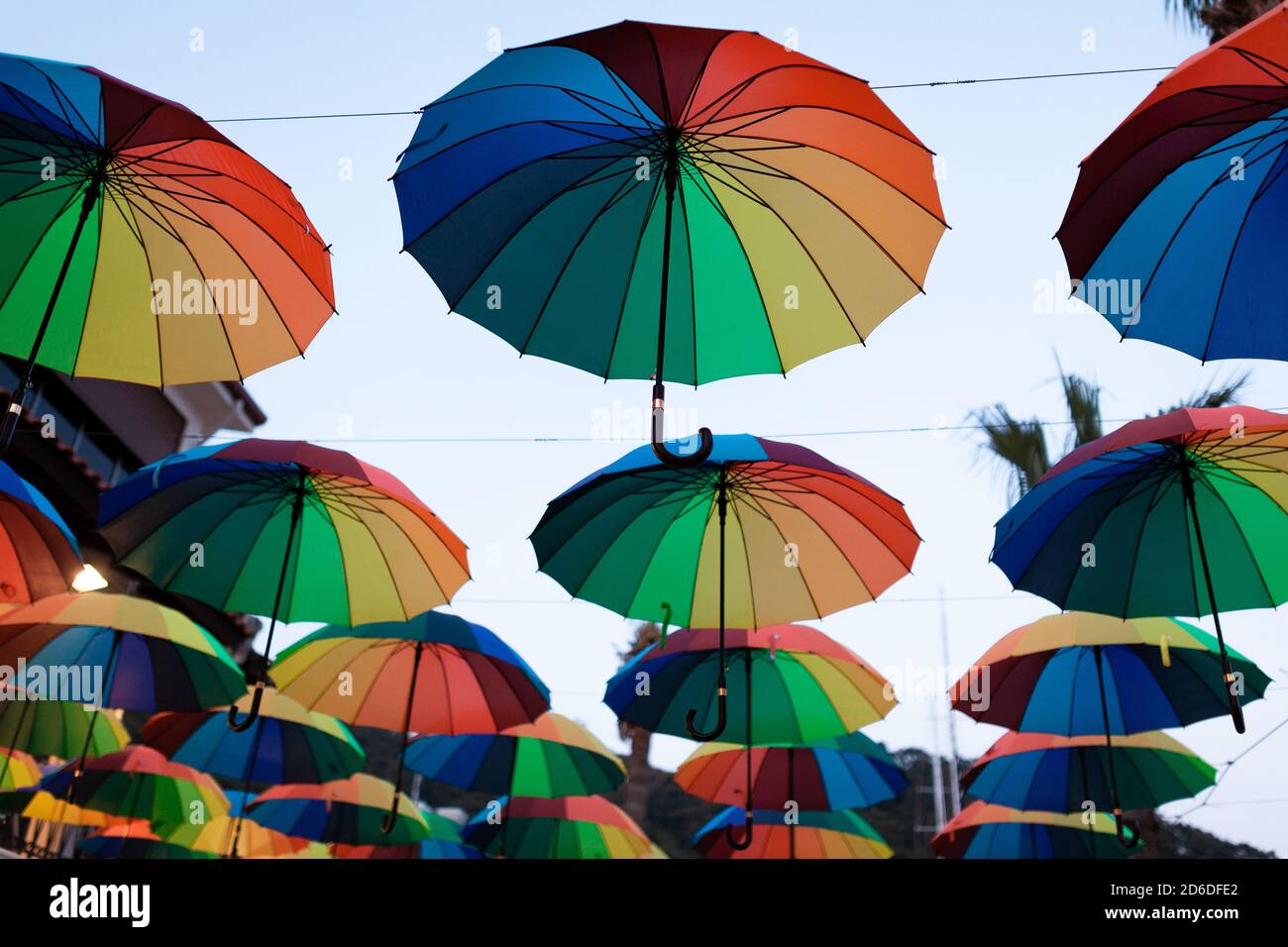 Viele farbige Schirme hängen in der Luft Stockfoto