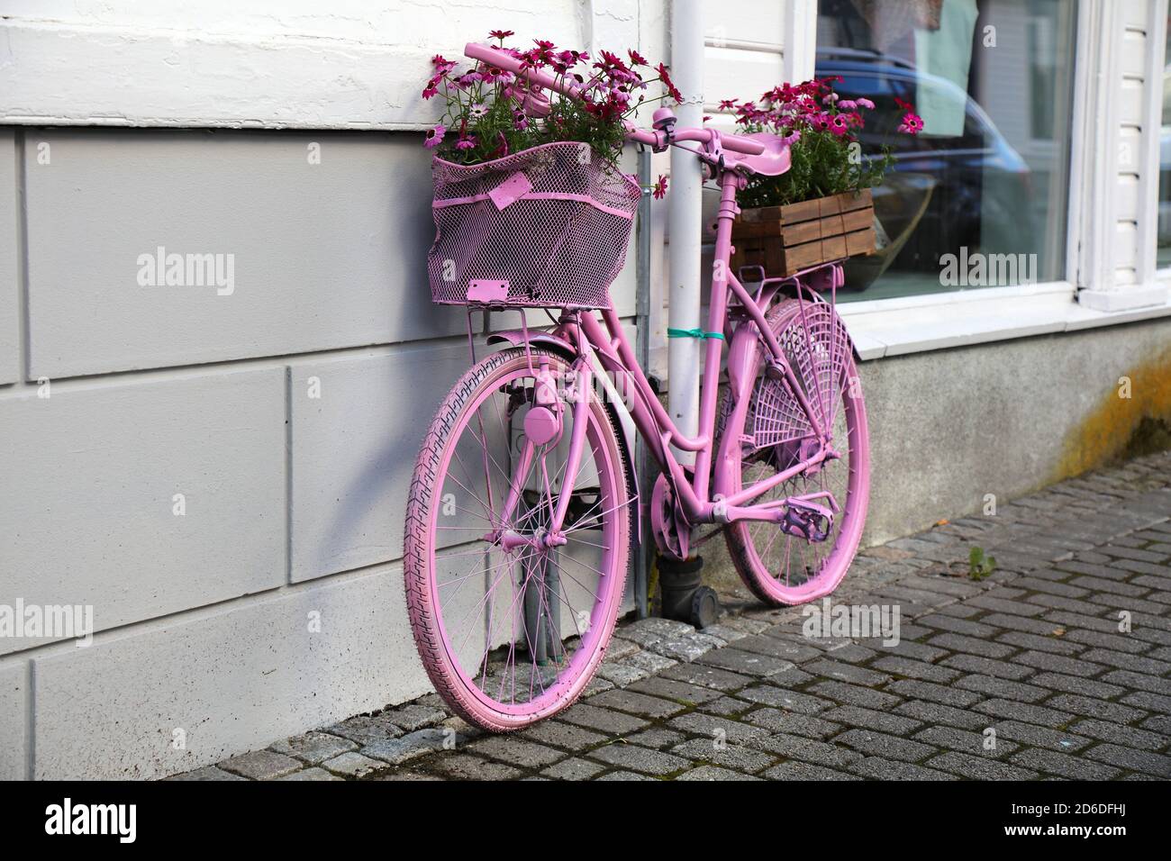 Flekkefjord Stadt in Vest-Agder Grafschaft Norwegen. Blick auf die Straße rosa Fahrrad als Blumenständer. Stockfoto