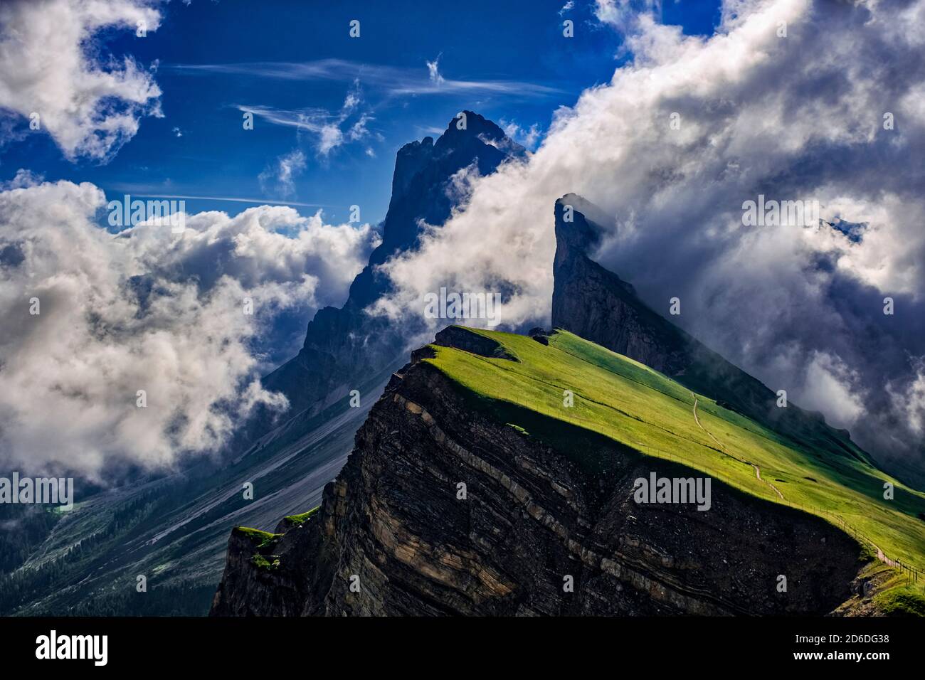 Nebel und Wolken umgeben die steilen, rauen Klippen und Gipfel der Gebirgsformation Seceda, Secèda, Teil des Puez-Geisler Naturparks, Parco n Stockfoto