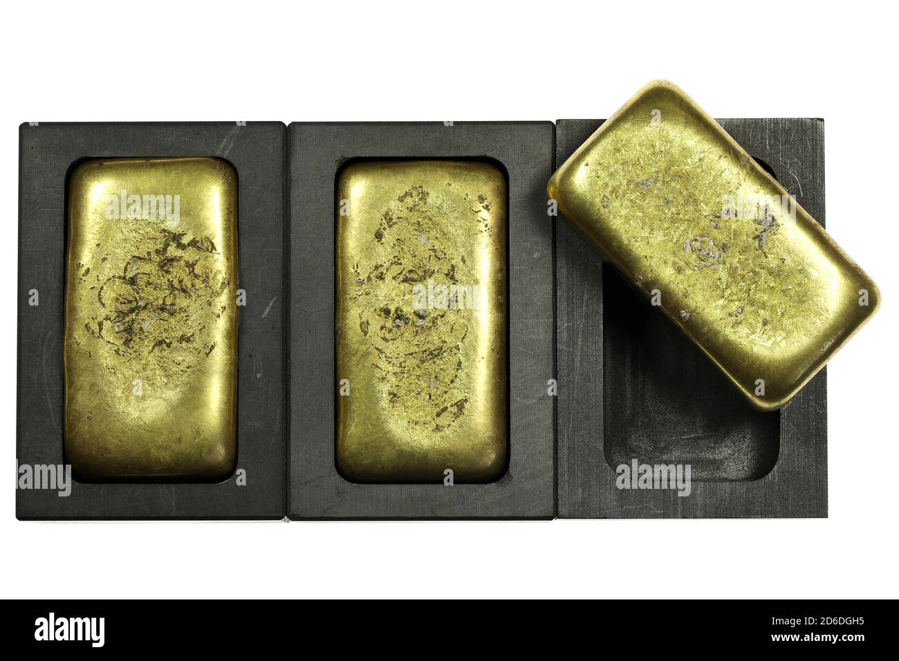 Graphitformen mit Goldbarren isoliert auf weißem Hintergrund Stockfoto