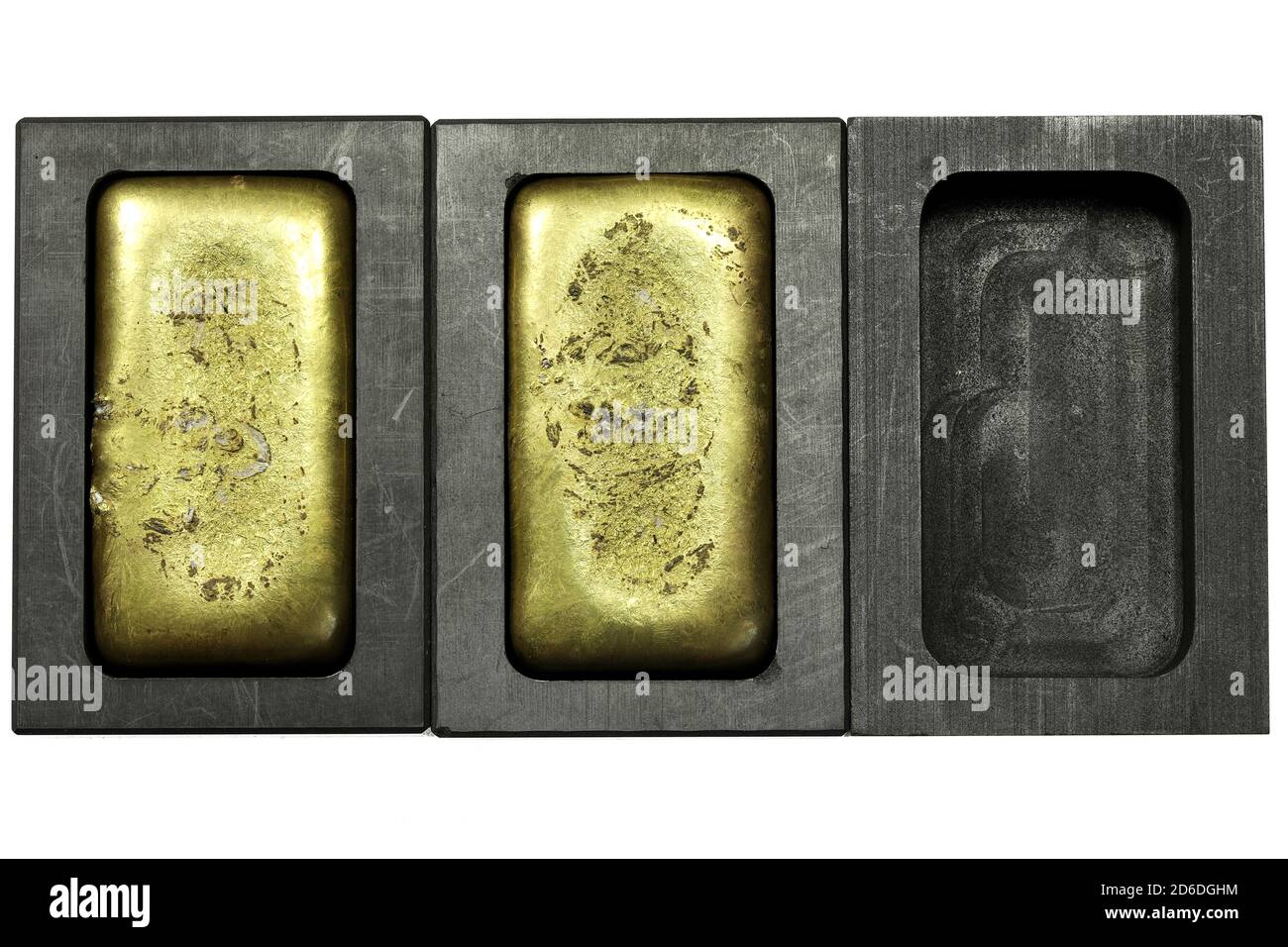 Graphitformen mit Goldbarren isoliert auf weißem Hintergrund Stockfoto