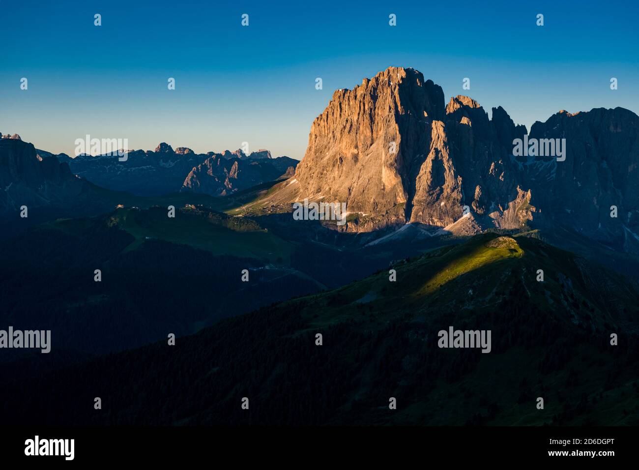 Die Gipfel der Berggruppe Saslonch, Langkofel oder Langkofel, von Seceda aus gesehen, Secèda, Teil des Naturparks Puez-Geisler, Parco naturale Pu Stockfoto