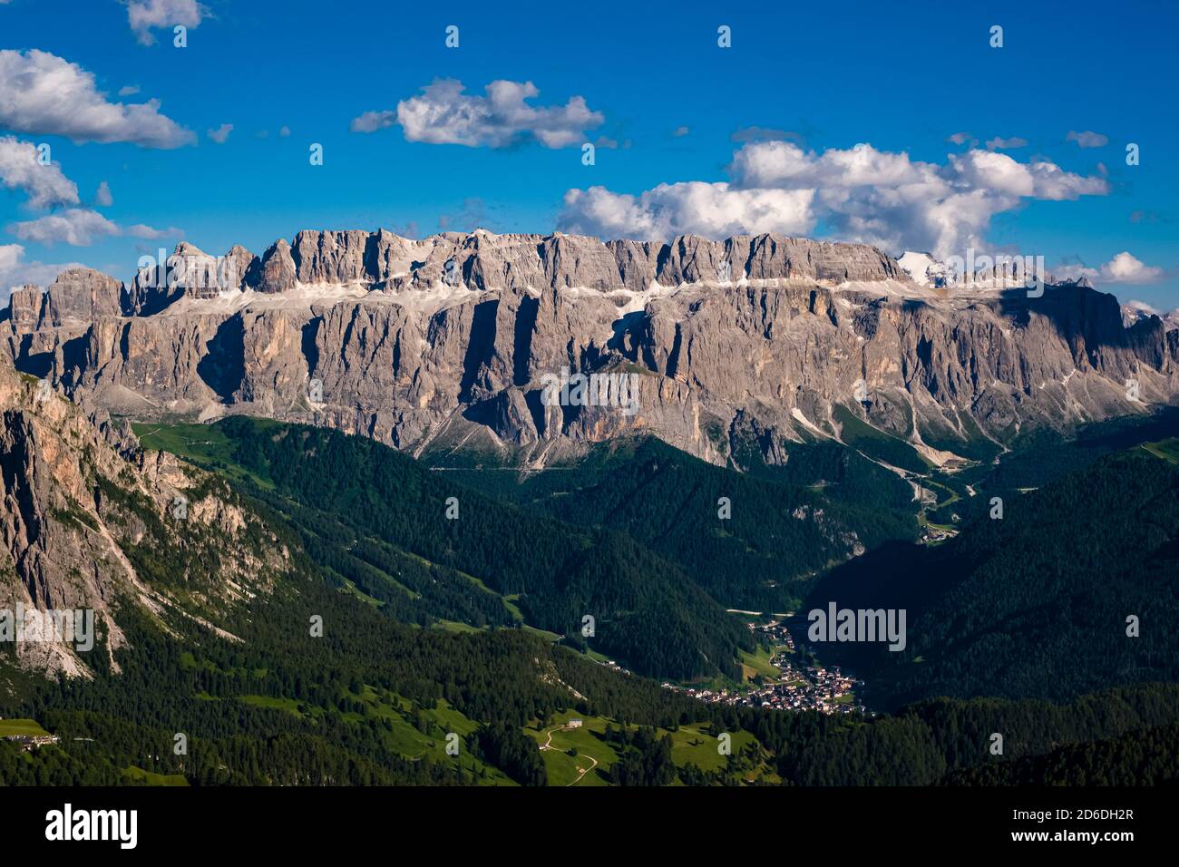 Die Gipfel und Felswände der Berggruppe Sella, von Seceda aus gesehen, Secèda, Teil des Puez-Geisler Naturparks, Parco naturale Puez Geisler. Stockfoto