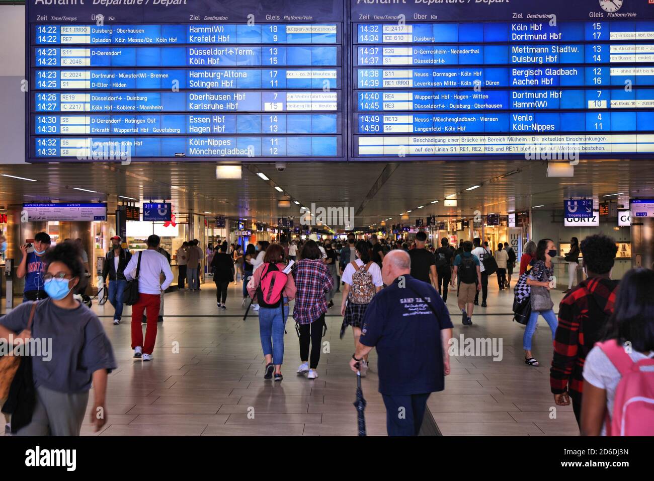 DÜSSELDORF, DEUTSCHLAND - 19. SEPTEMBER 2020: Besucher besuchen den Düsseldorfer Hauptbahnhof in Deutschland. Düsseldorf ist die 7. Größte Stadt i Stockfoto