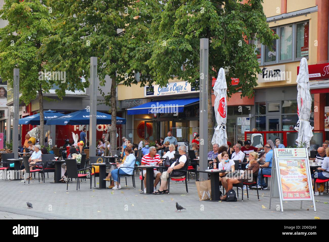 HAGEN, DEUTSCHLAND - 16. SEPTEMBER 2020: Die Menschen genießen den Spätsommer in einem Café am Friedrich-Ebert-Platz in Hagen. Hagen ist die 16. Größte Stadt in Stockfoto