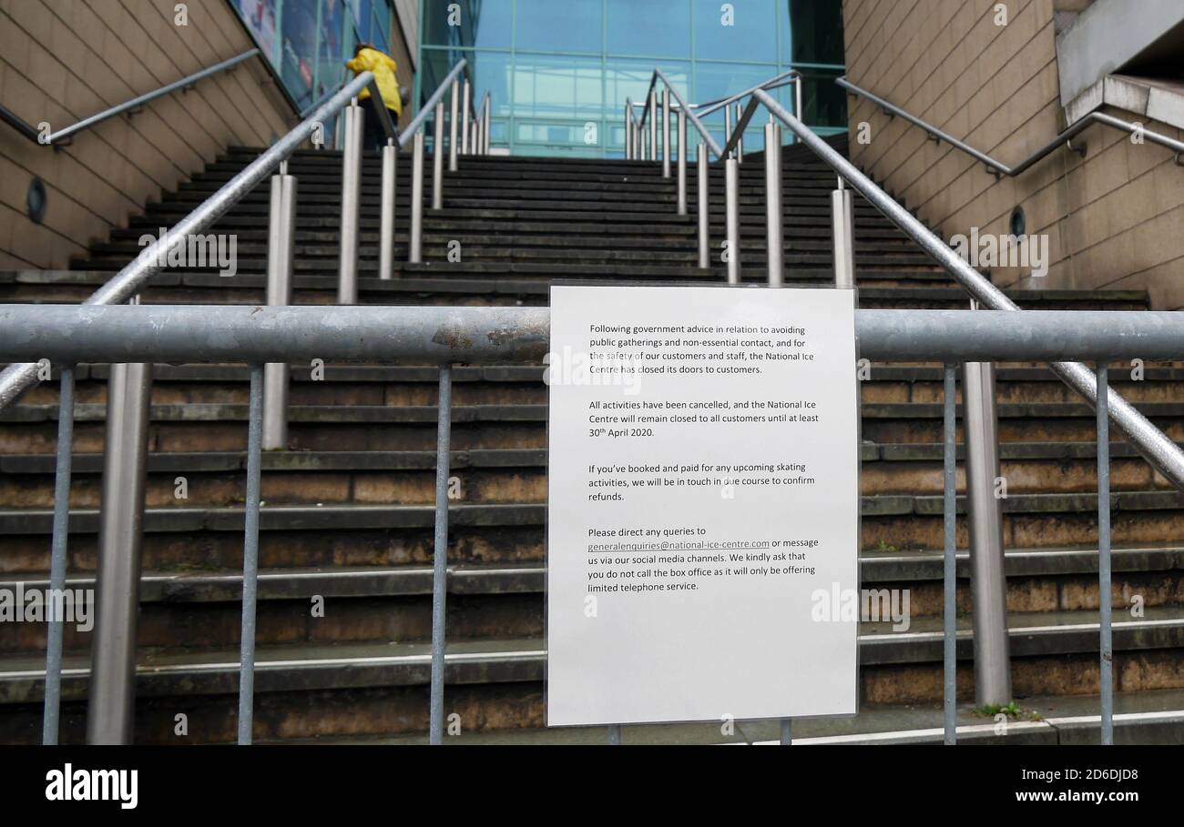 Ein Hinweis vor der Motorpoint Arena in Nottingham, da Geschäfte aufgrund des Coronavirus-Ausbruchs schließen. Stockfoto