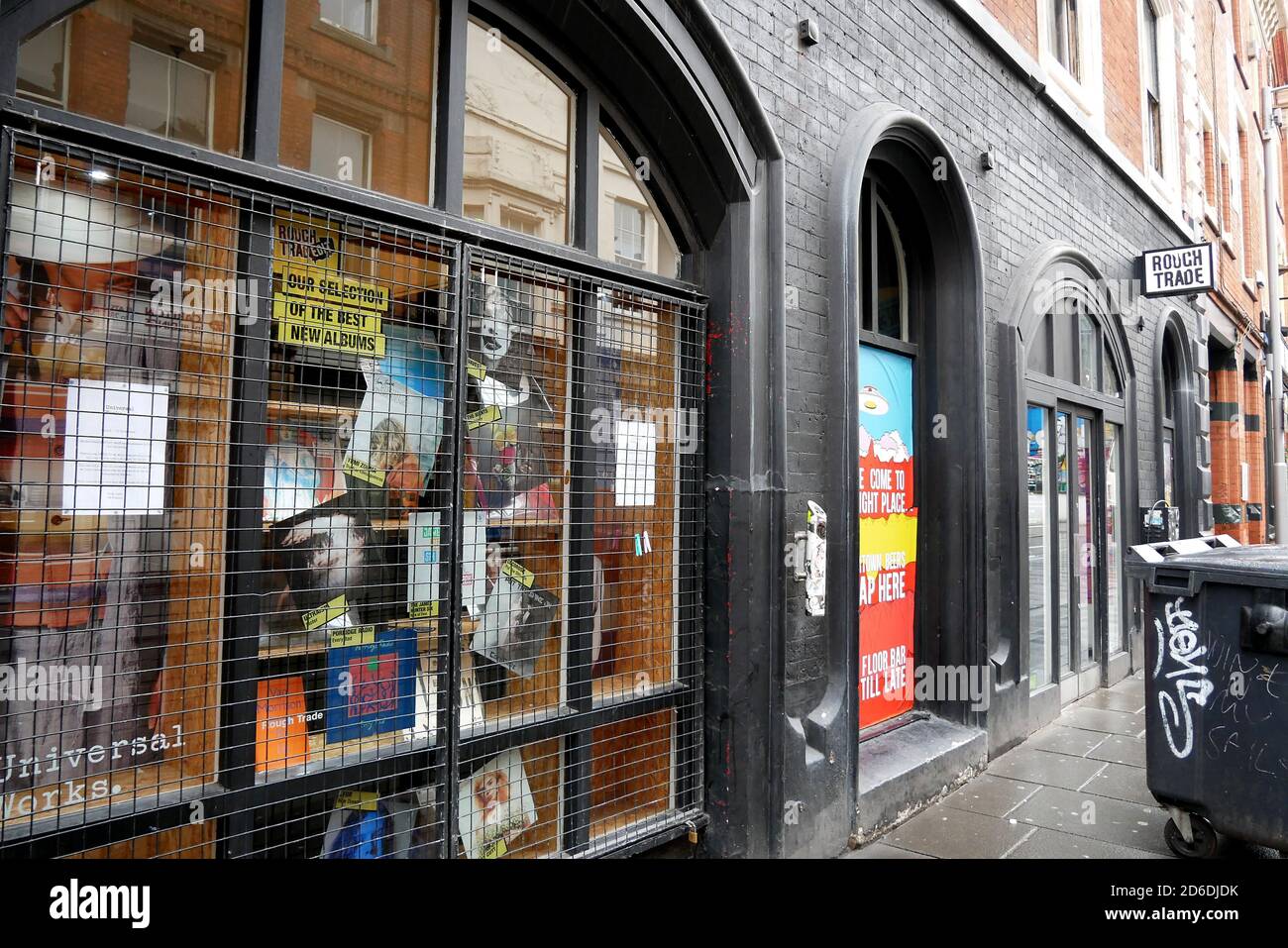 Ein geschlossenes Rough Trade-Geschäft im Stadtzentrum von Nottingham, da Geschäfte aufgrund des Coronavirus-Ausbruchs schließen. Stockfoto