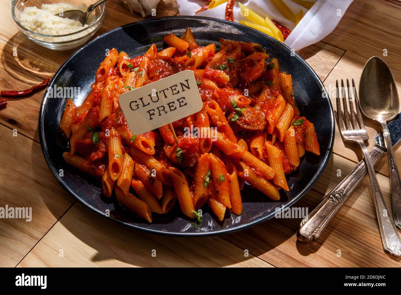 Glutenfreie Penne-Pasta in würziger Tomatensoße mit Arrabiata und ...