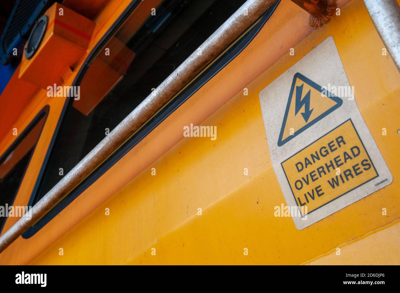 Warnschild an der Kabinenvorderseite. Detail einer Lokomotive der GB Railfreight Klasse 66. Stockfoto