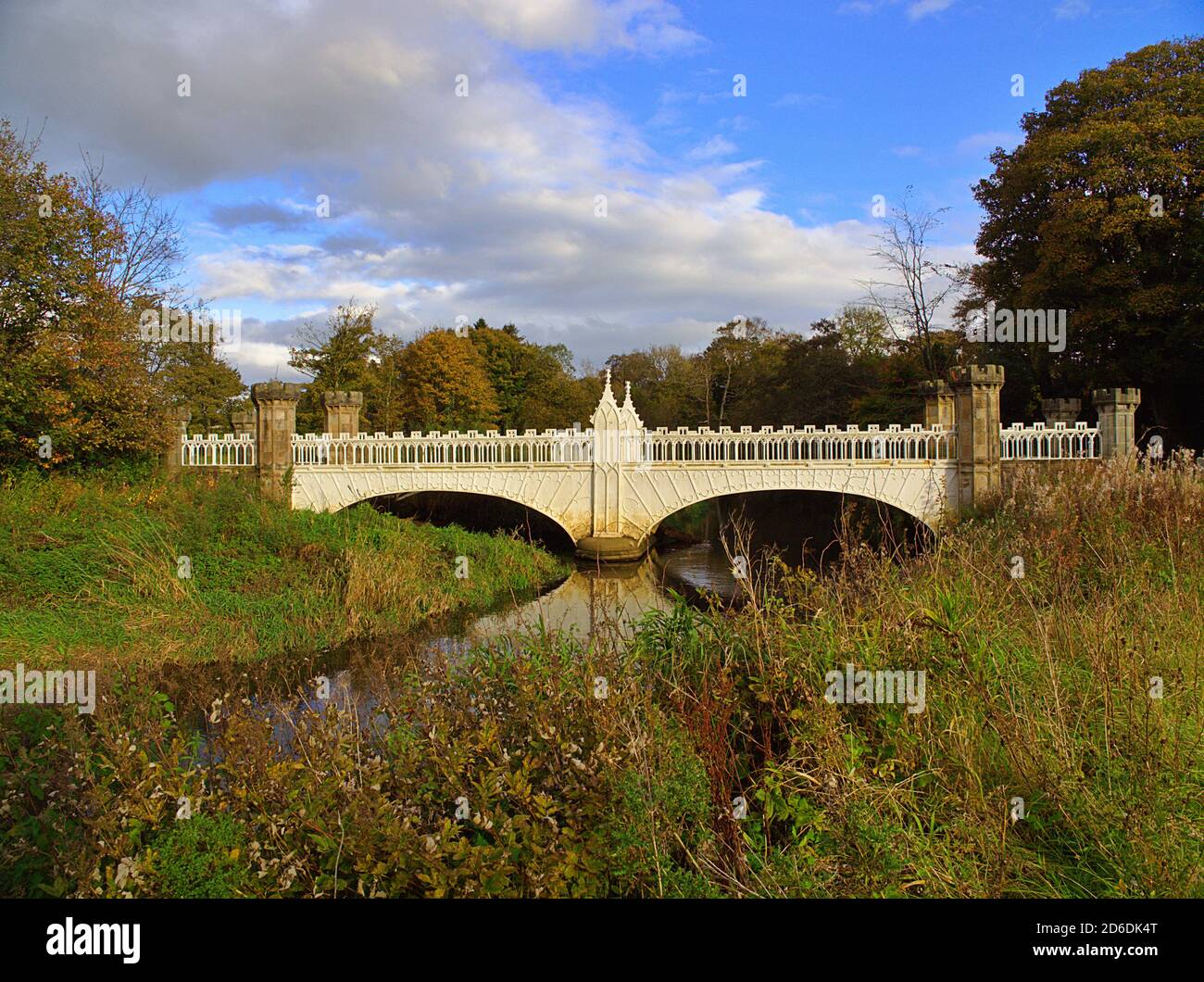 Die gusseiserne Tournament Bridge im Eglinton Country Park, Irvine North Ayrshire, Schottland während der Herbstsaison Stockfoto