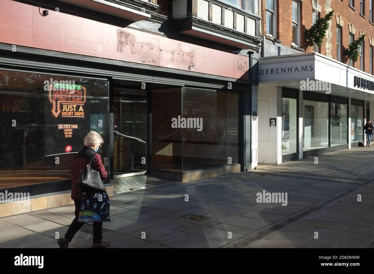 Zwei Opfer der globalen Pandemie - Debenhams und Pizza Hut in Salisbury sind nun geschlossen. UK Okt. 2020. Stockfoto