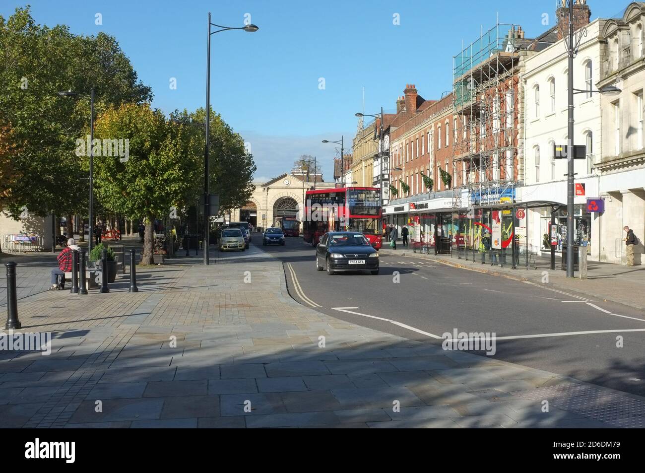 Die Blue Boar Row von Salisbury, kurz bevor sie im Rahmen der Initiative Low Traffic Zone für den Verkehr gesperrt wurde. Oktober 2020.UK Stockfoto
