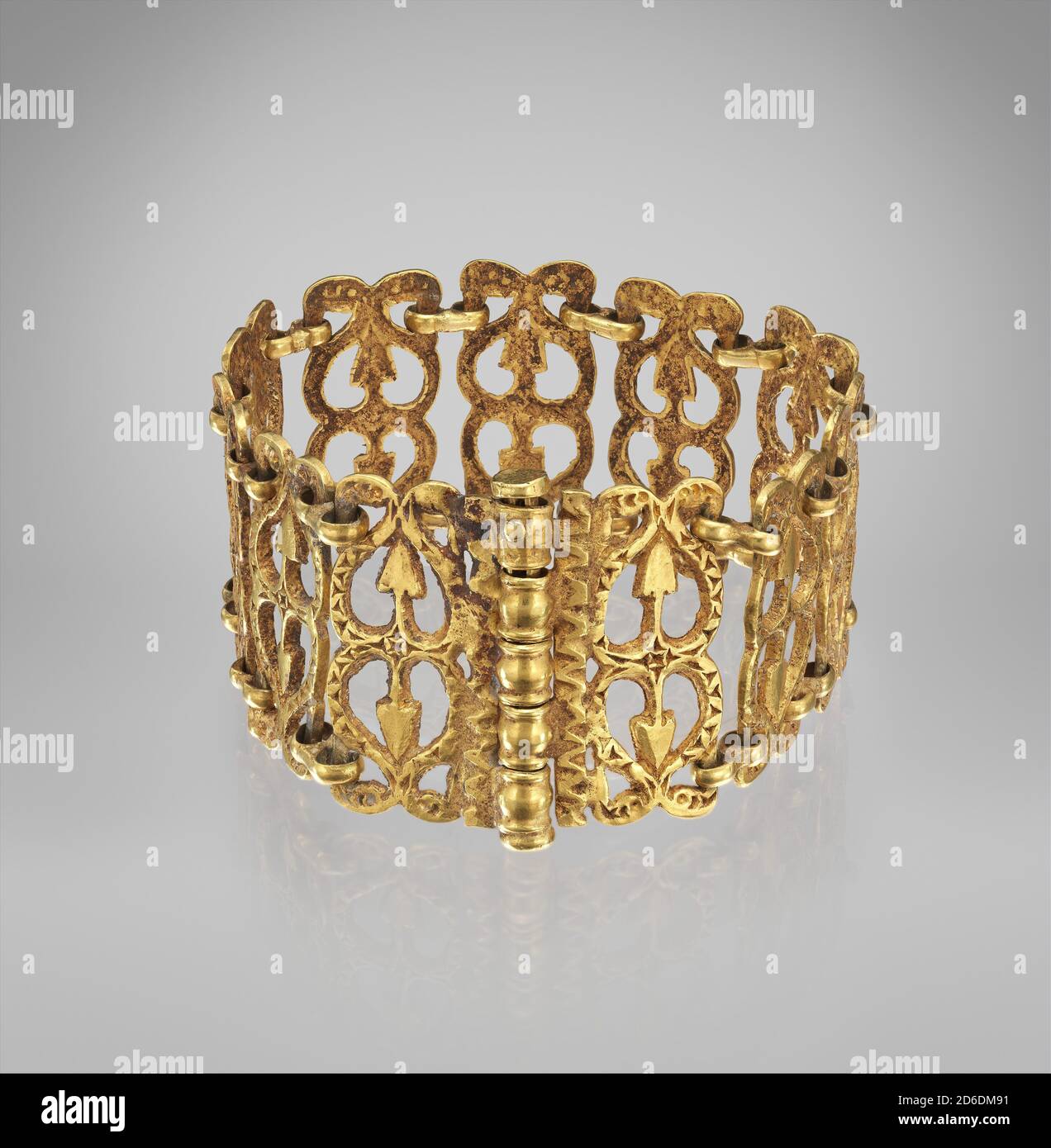 Goldenes Armband, byzantinisch, ca. 650. Große Opus interrasile Öffnungen umreißen Efeublätter auf Armband aus dem Schatz Pantalica. Stockfoto