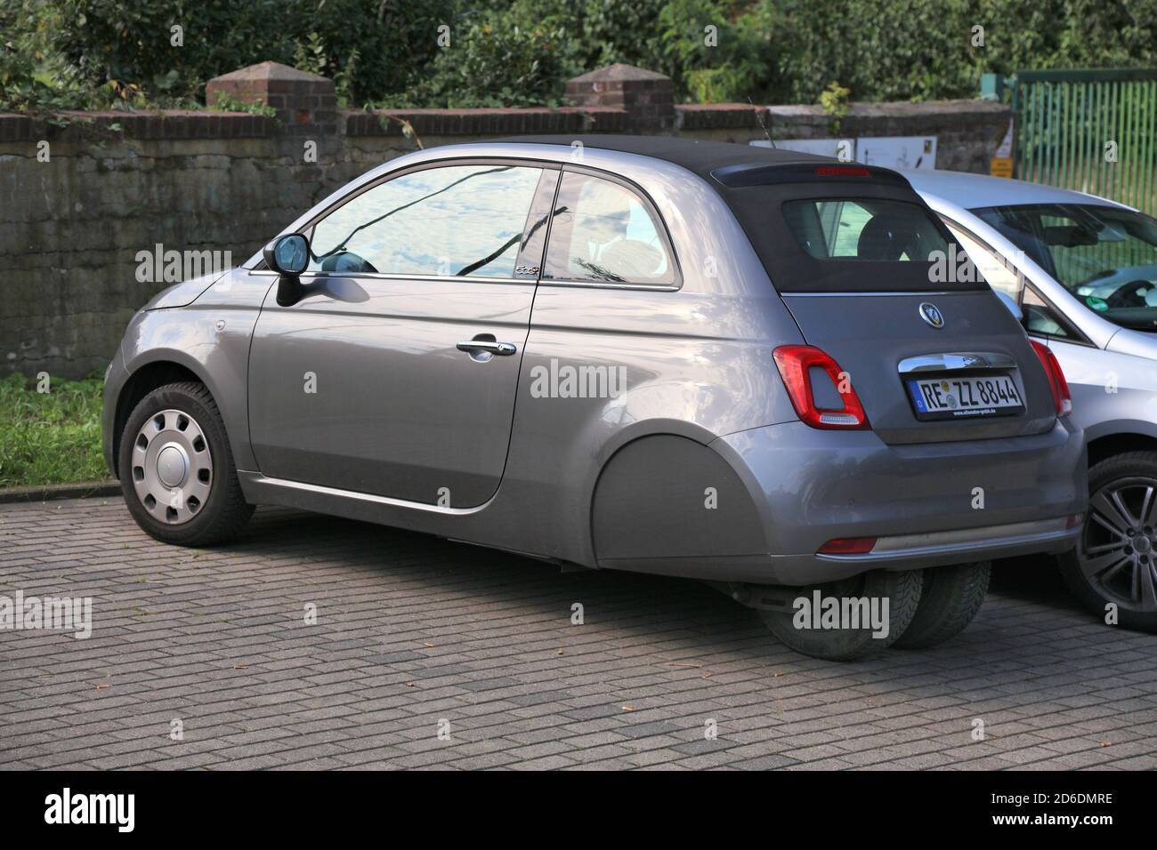 DORTMUND, 16. SEPTEMBER 2020: Fiat 500 Ellenator Bizarre modifizierte Auto  in Deutschland geparkt. Zwei Räder auf einer schmalen Achse nutzen eine  rechtliche Lücke Stockfotografie - Alamy