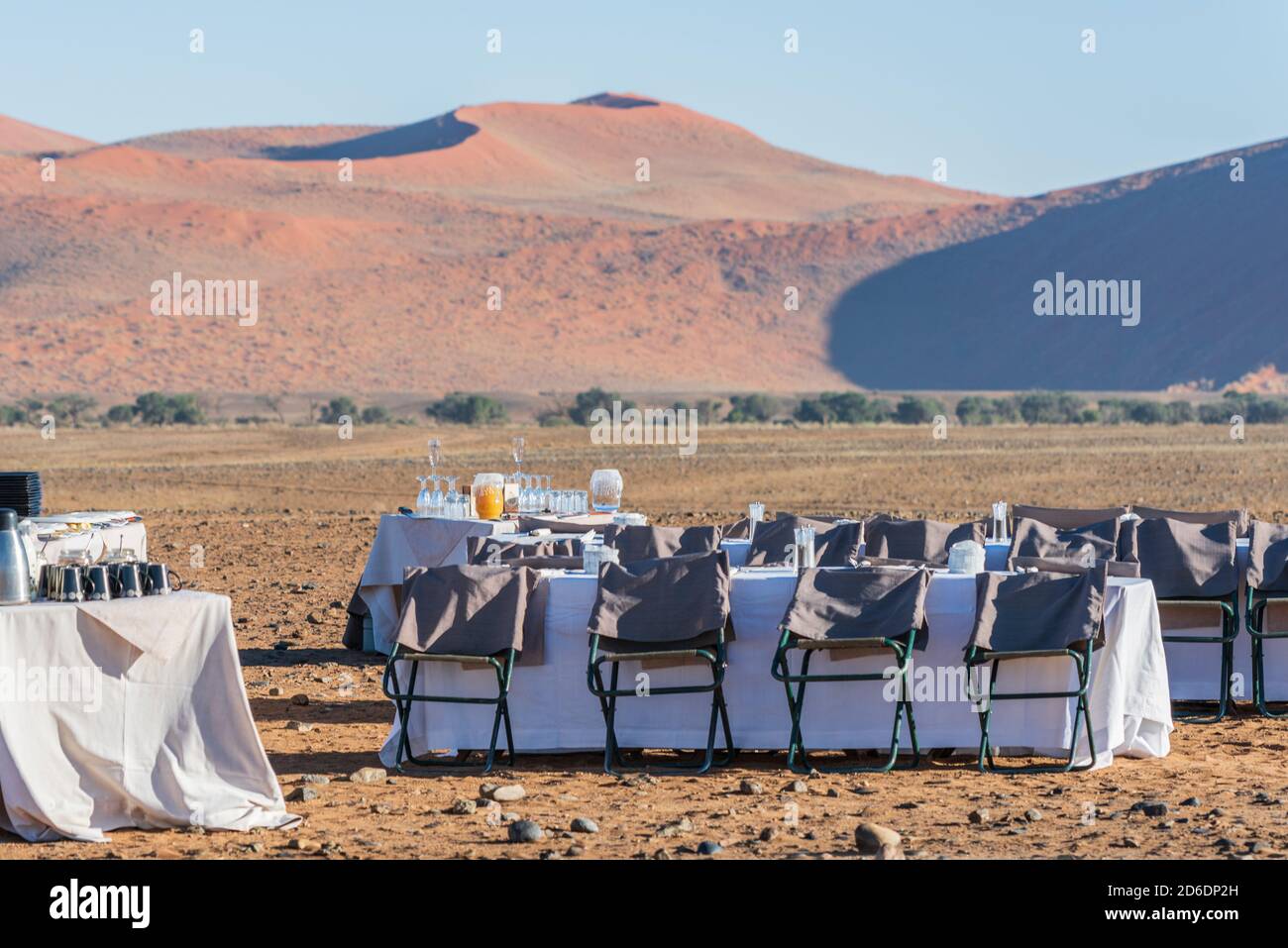 Eine Heißluftballonfahrt in Namibia: Frühstück in der Mitte der Wüste nach der Landung. Stockfoto