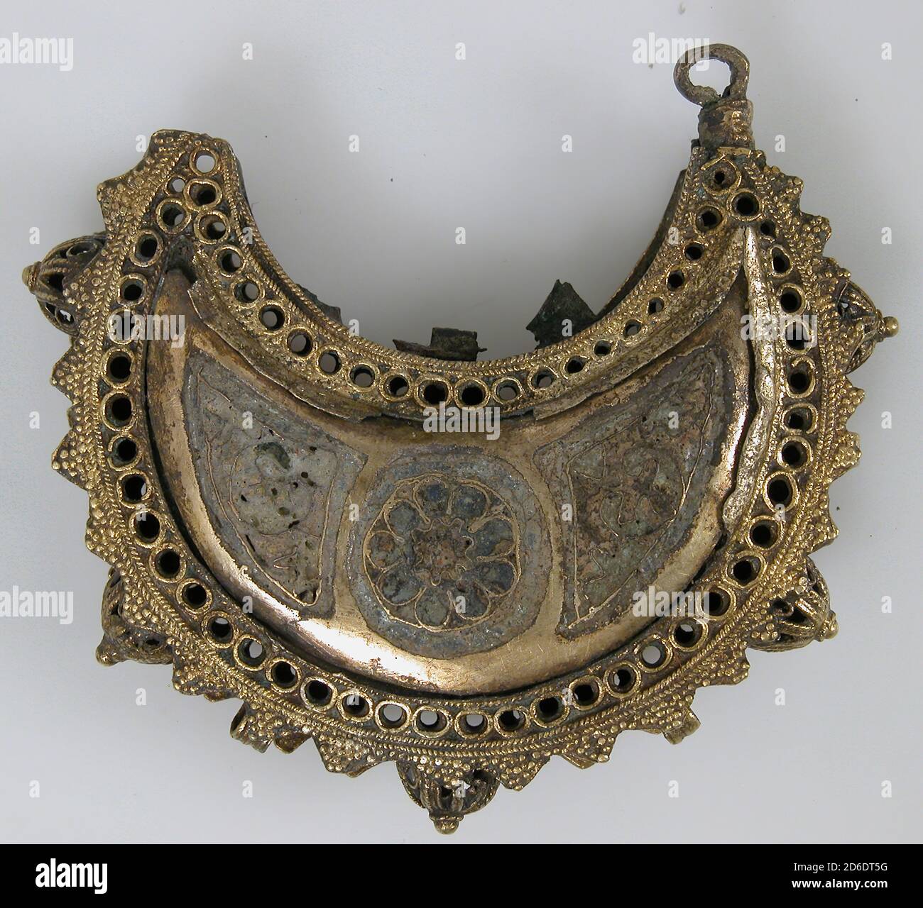 Eines von einem Paar halbmondförmige Ohrringe mit Rosetten, Kiewer Rus' oder Byzantine, 12. Jahrhundert. Stockfoto