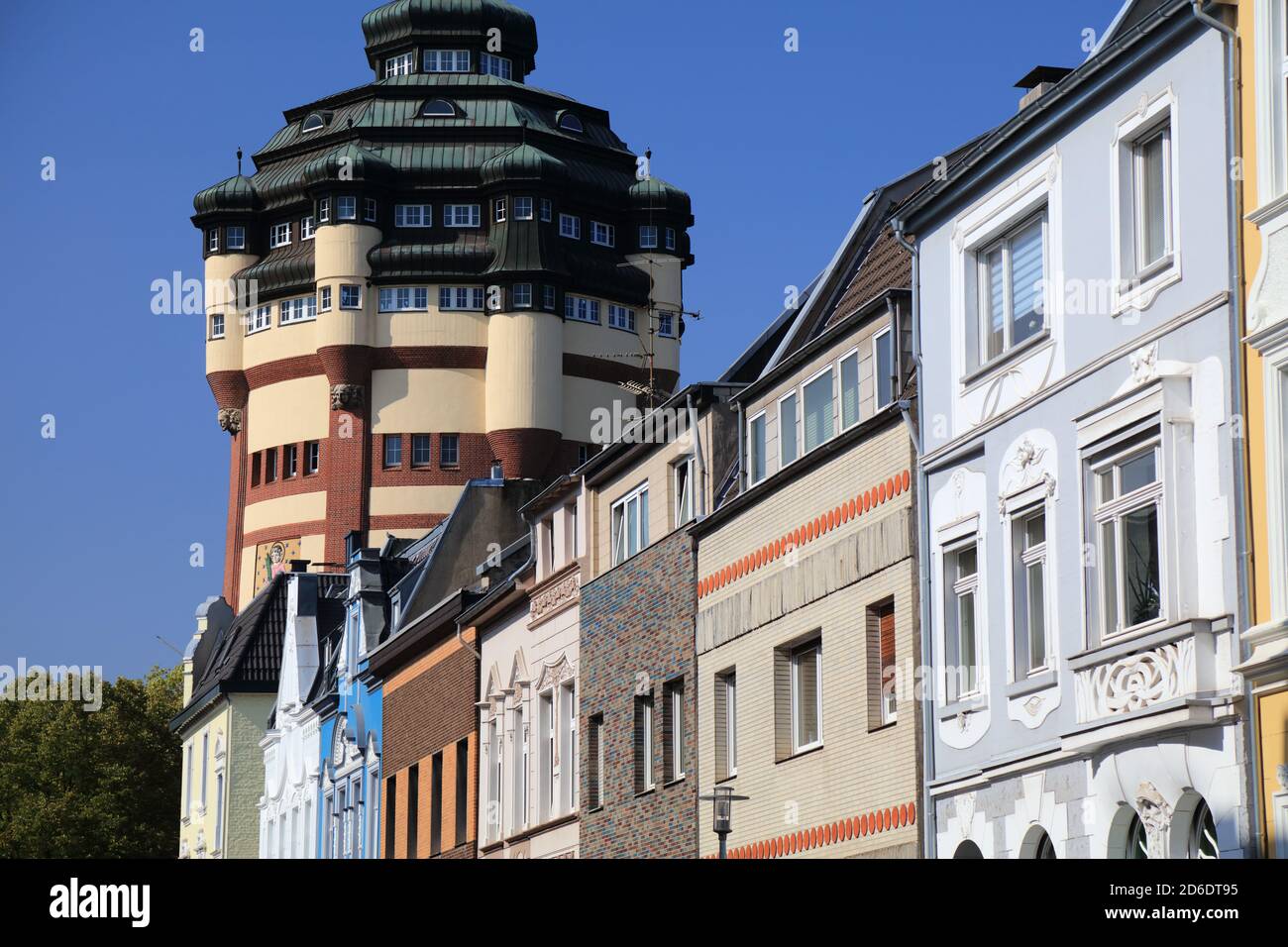 Mönchengladbach Stadt in Deutschland. Blick auf die Straße mit monumentalem Wasserturm. Stockfoto