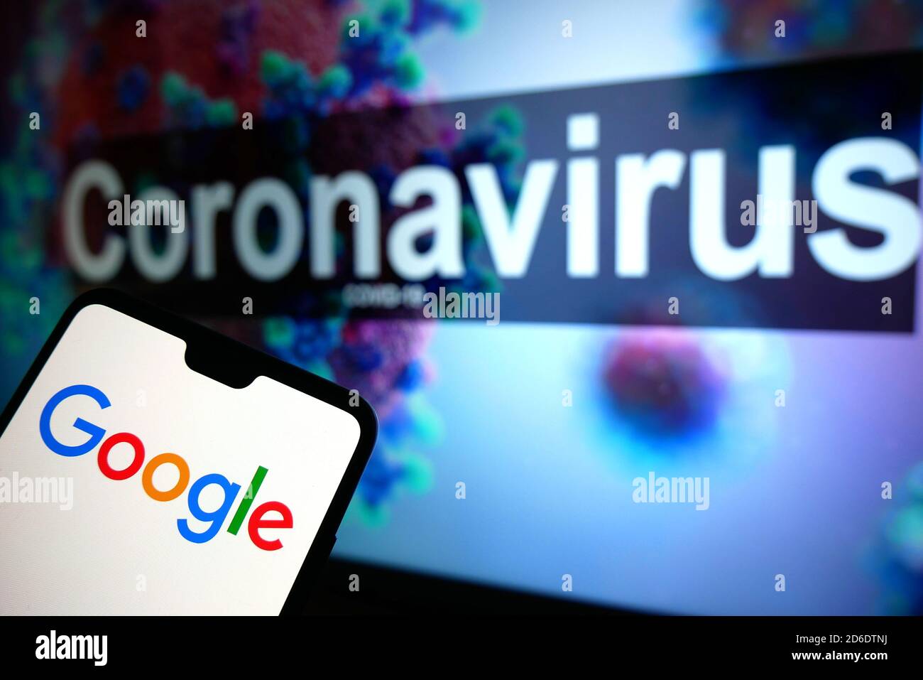 Das Google-Logo auf einem Mobiltelefon mit einem illustrativen Modell des Coronavirus auf einem Monitor im Hintergrund angezeigt. Stockfoto