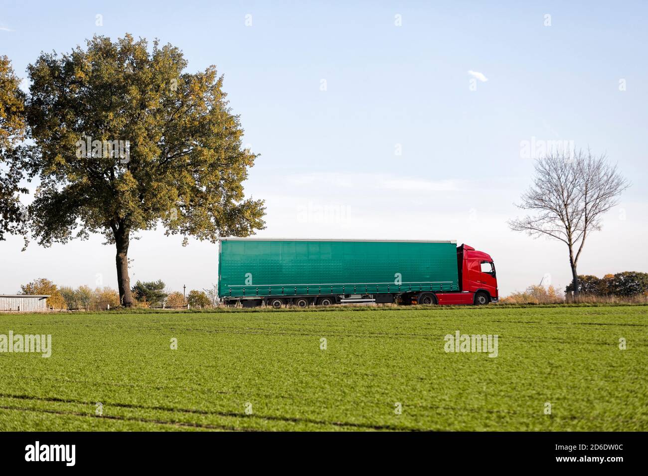 LKW auf einer Landstraße Stockfoto