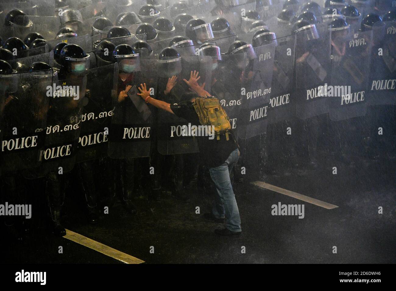 Bangkok, Thailand. Oktober 2020. Die Polizei benutzt Wasserwerfer, um während einer regierungsfeindlichen Kundgebung in Bangkok prodemokratische Demonstranten zu zerstreuen. Pro-demokratische Demonstranten nehmen an einer Kundgebung gegen die royalistische Elite und die vom Militär unterstützte Regierung Teil, die politische und monarchistische Reformen fordert. (Foto von Vichan Poti/Pacific Press) Quelle: Pacific Press Media Production Corp./Alamy Live News Stockfoto