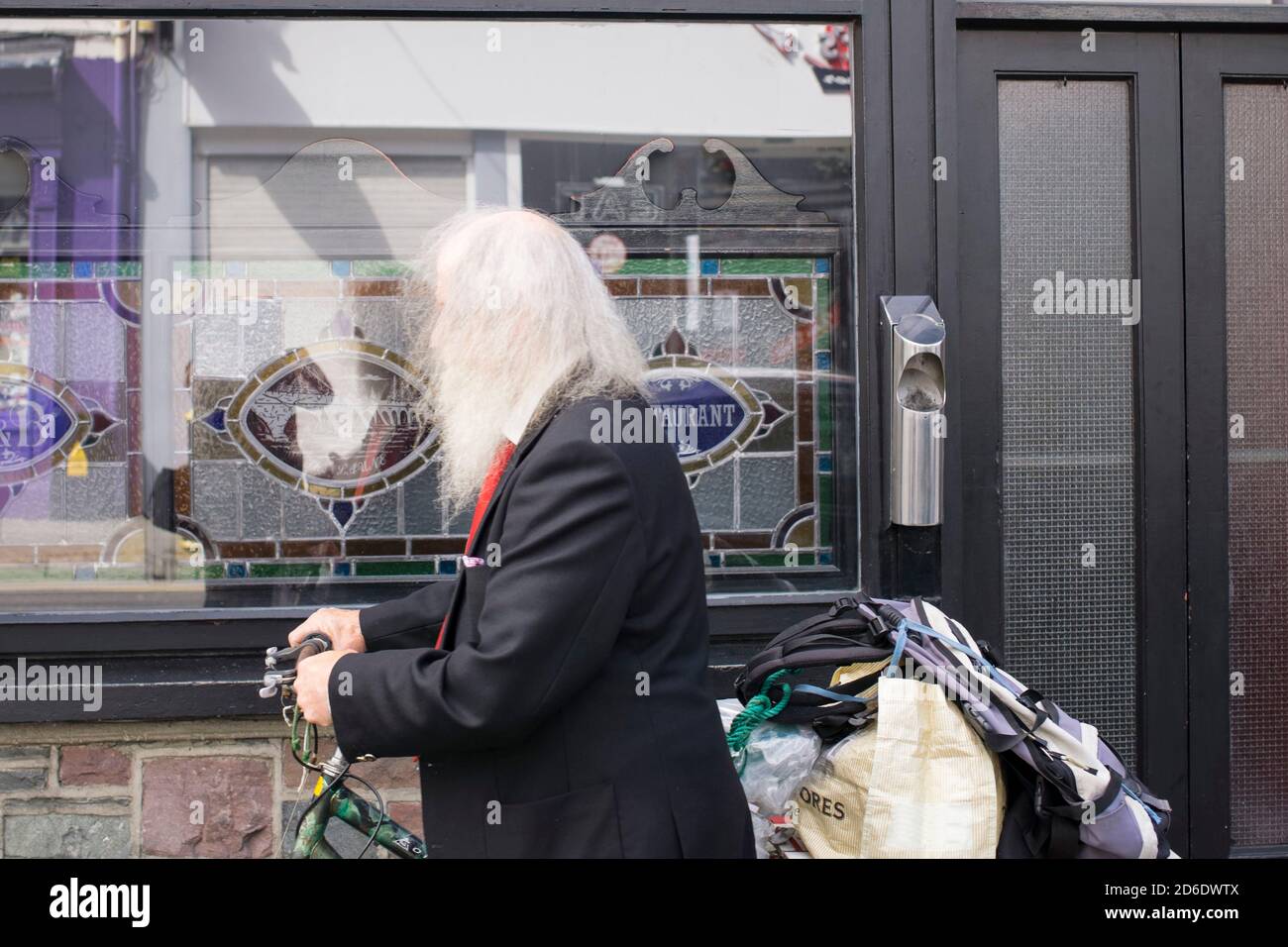 Mann mit weißen Haaren und Fahrrad, setitische Ansicht Stockfoto