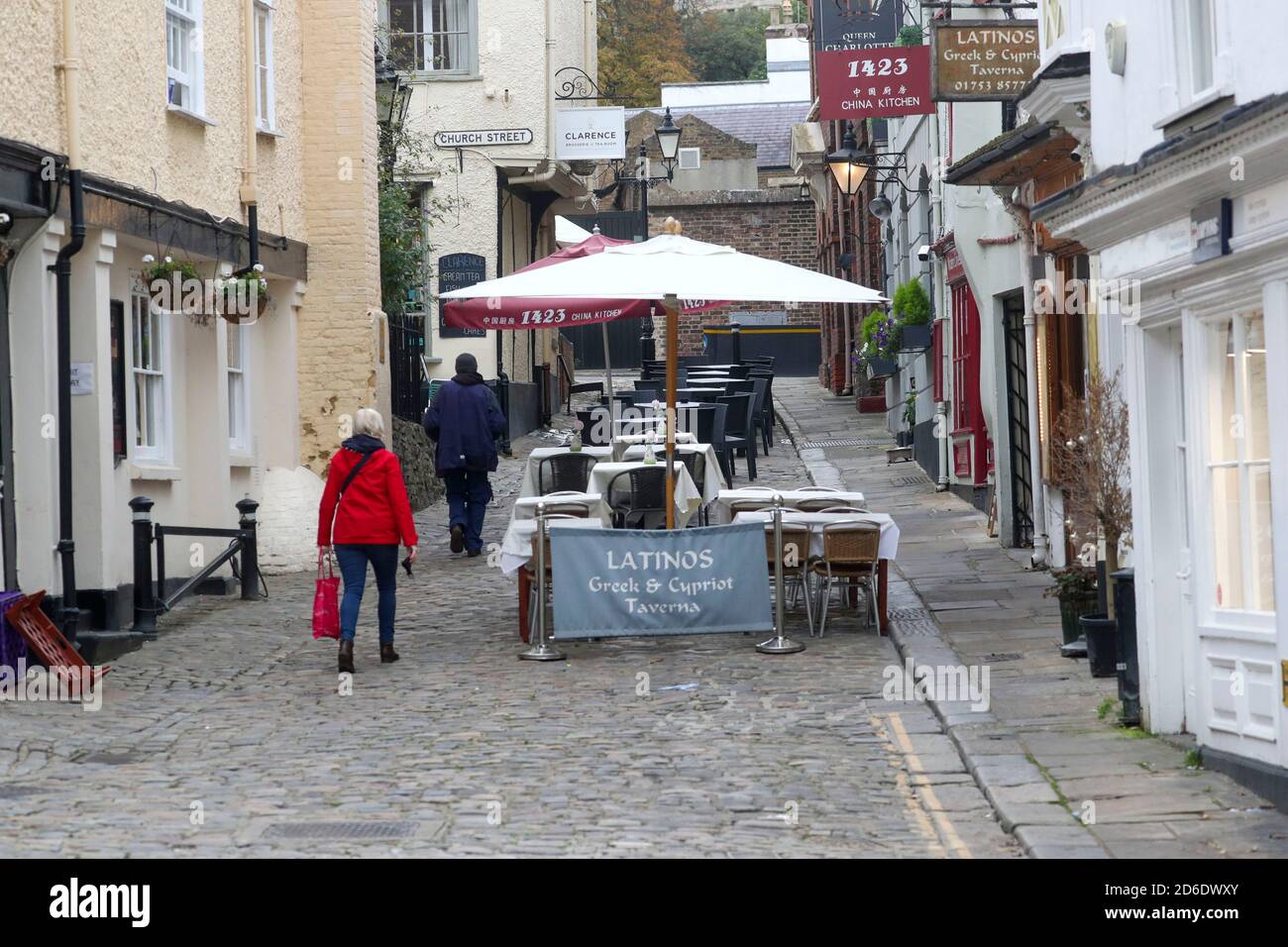 Leere Restaurants in Windsor, Berkshire, an dem Tag, an dem der Royal Borough of Windsor und der Maidenhead council angekündigt haben, dass sie darum bitten werden, von mittlerem Risiko auf hohes Risiko umgestellt zu werden. Nach steigenden Coronavirus-Fällen und Krankenhauseinweisungen wurde ein neues dreistufiges Alarmniveau für England eingeführt. Stockfoto