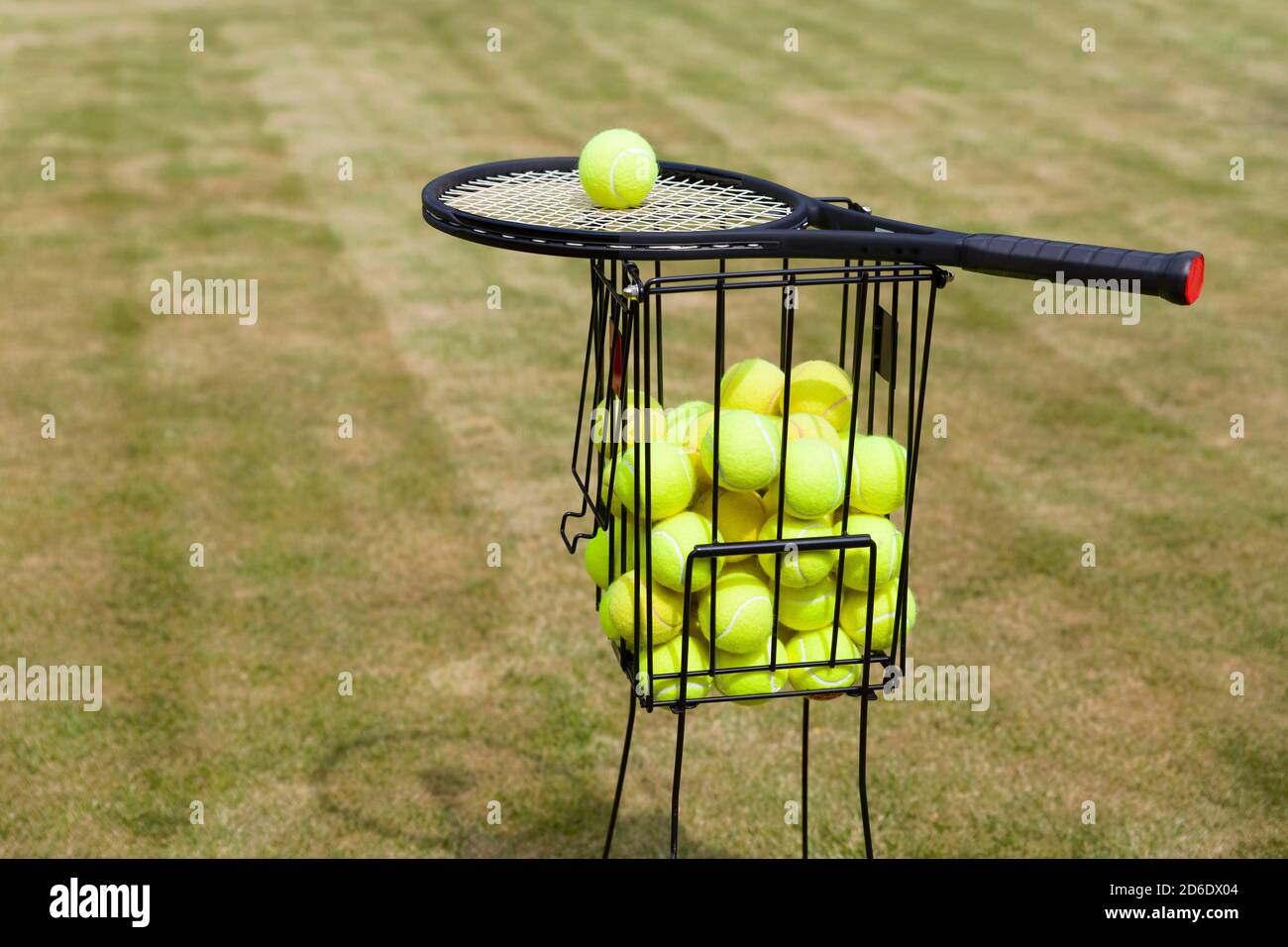 Tennisplatz, Ballkorb, Bälle, Tennisschläger Stockfotografie - Alamy