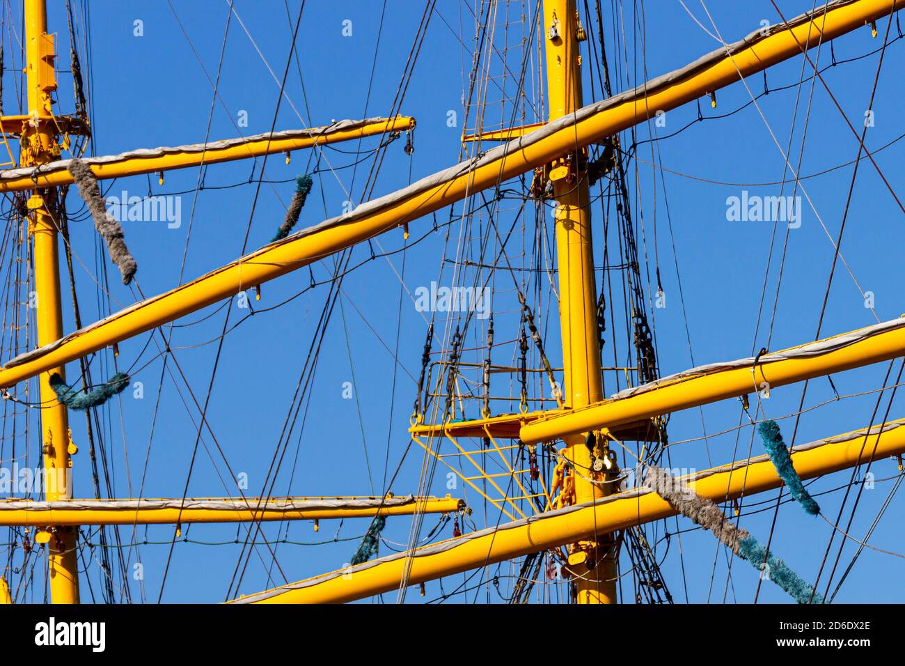 Takelage Ausrüstung eines Segelschiffes an einem sonnigen Sommertag gegen einen blauen Himmel. Stockfoto