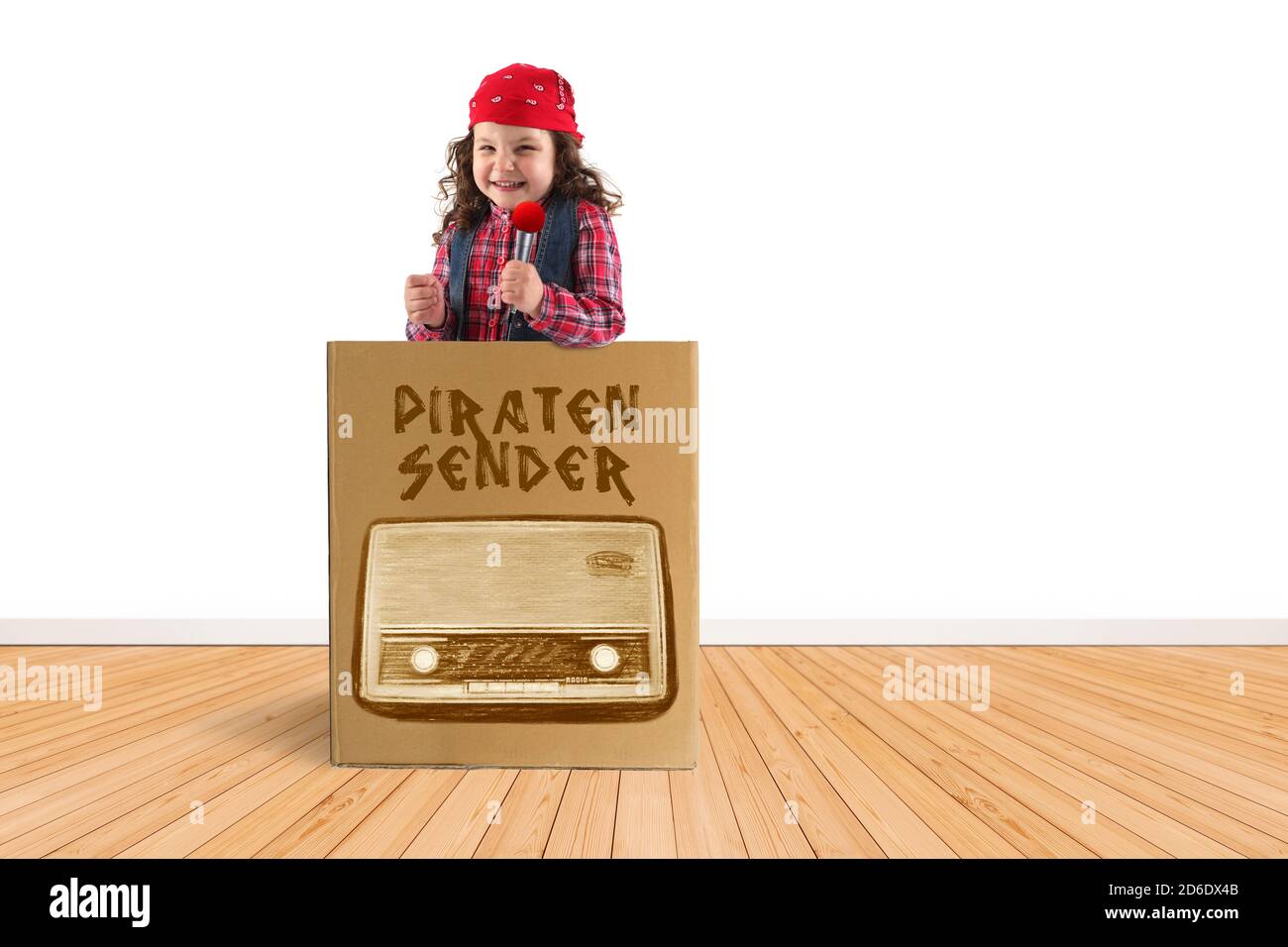 Kind als Radiomoderator für die Piratenstation Stockfoto