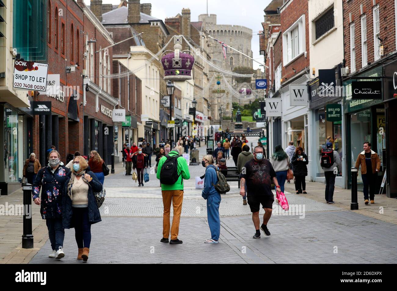 Käufer auf der Peascod Street in Windsor, Berkshire, nachdem der Royal Borough of Windsor und der Maidenhead council darum gebeten hatten, von einem mittleren Risiko auf ein hohes Risiko umgestellt zu werden. Nach steigenden Coronavirus-Fällen und Krankenhauseinweisungen wurde ein neues dreistufiges Alarmniveau für England eingeführt. Stockfoto