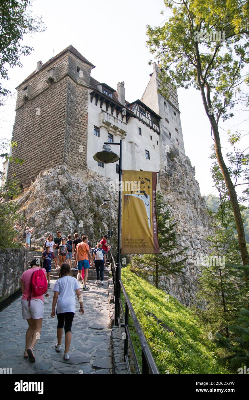 Eintritt zum Dracula Castle Bran. Alpträume auf den einladenden Fahnen auf dem Weg zum Tor der Vampirfestung. Stockfoto