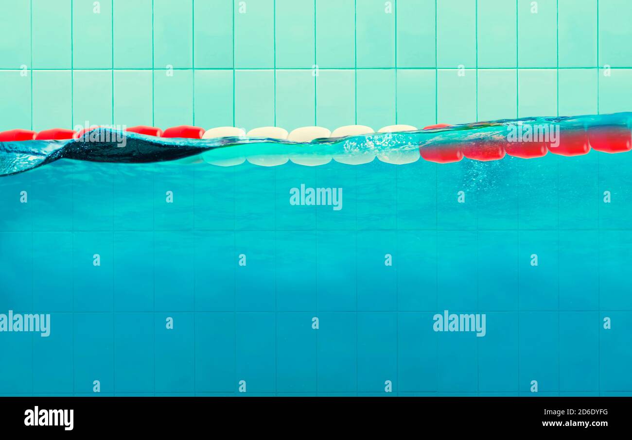 Schwimmbad, Trennung von Schwimm- und Badebereichen Stockfoto