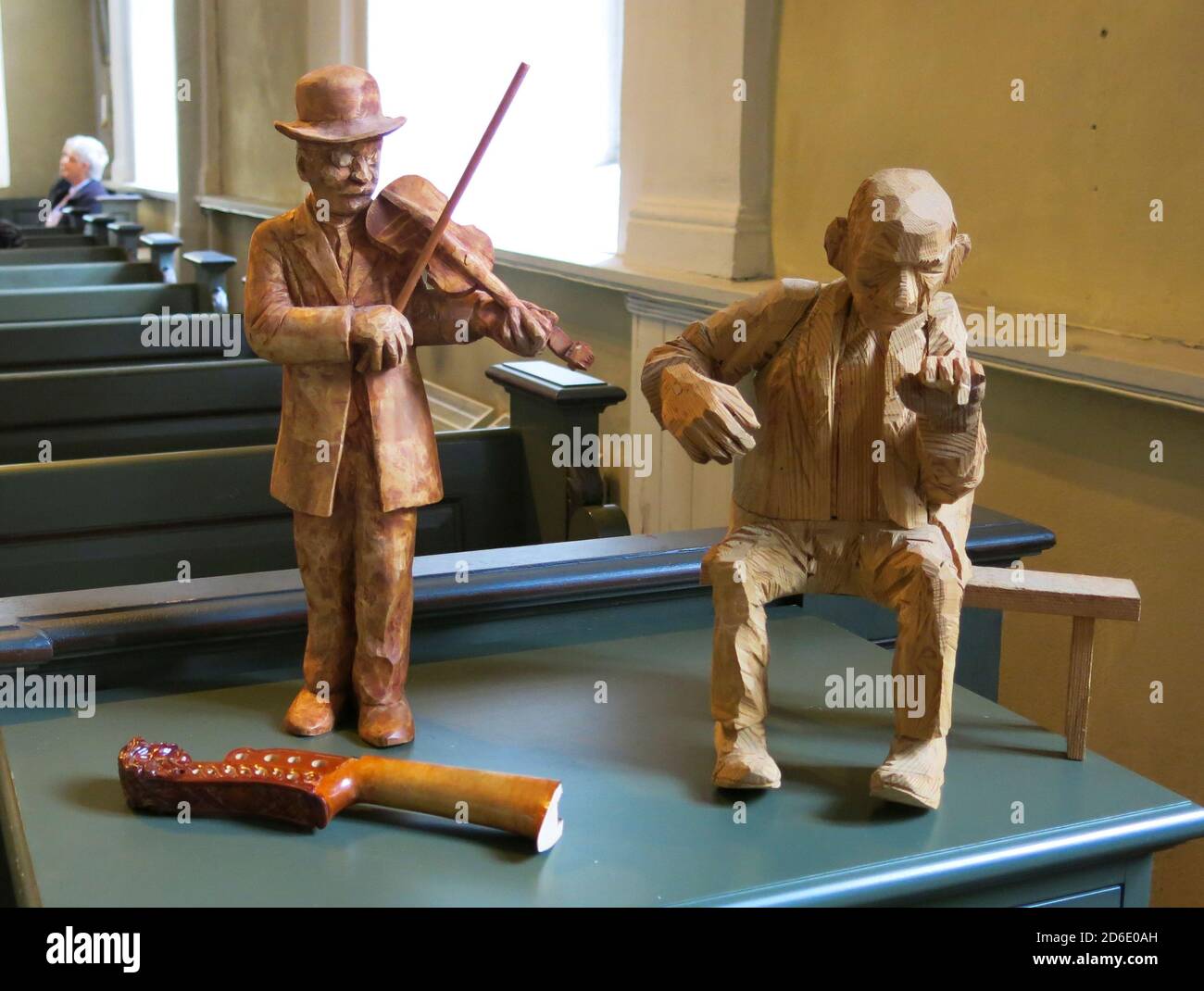 GESCHNITZTE HOLZFIGUREN mit Instrumenten in Kiefer geschnitten Stockfoto