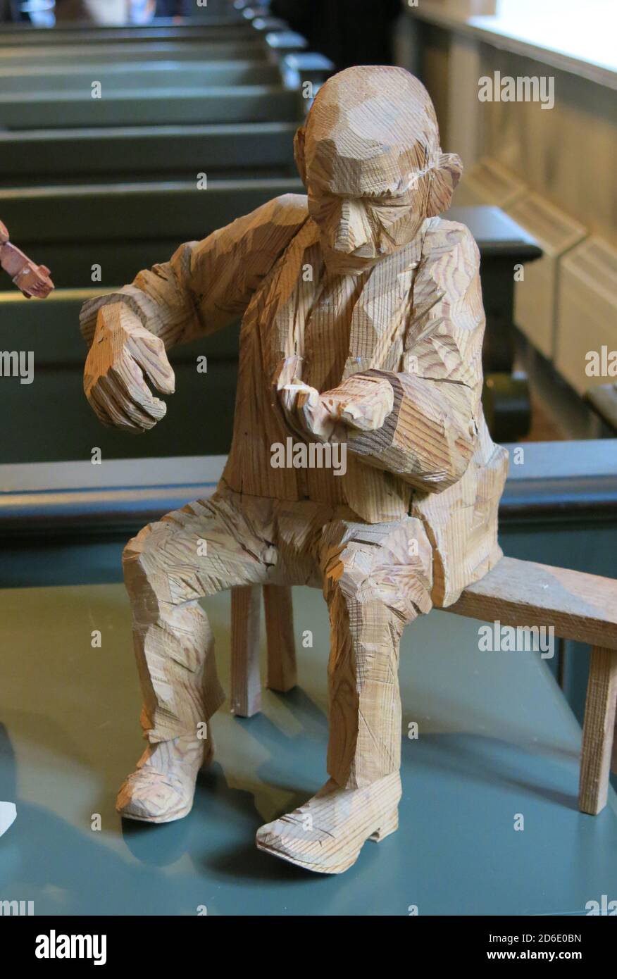 GESCHNITZTE HOLZFIGUREN mit Instrumenten in Kiefer geschnitten Stockfoto